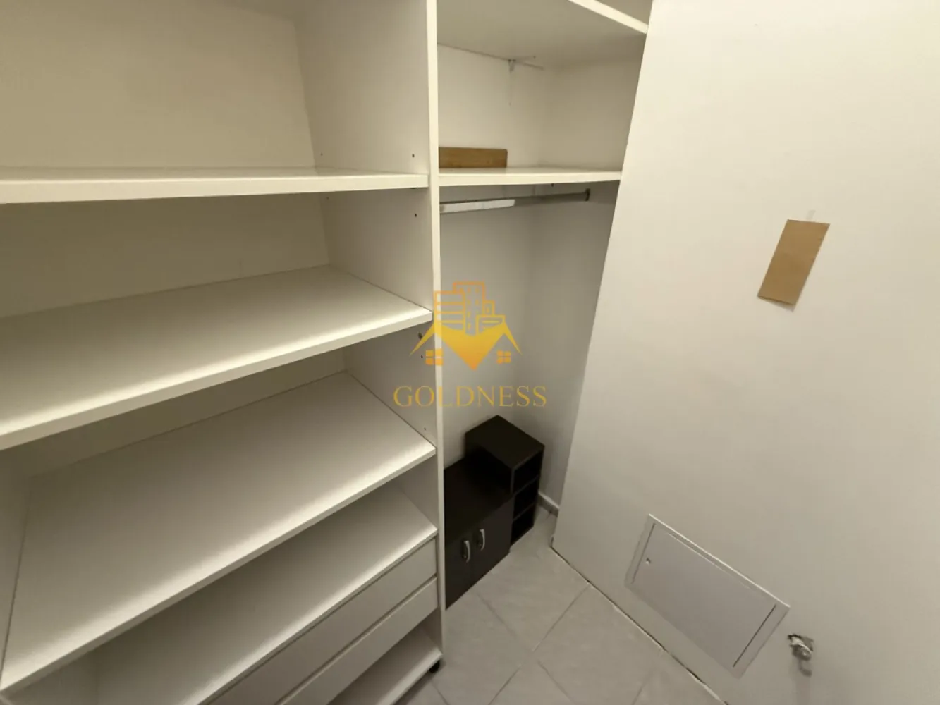 Garsoniera, UMF, Platinia, Piezisa, Central, Motilor - GOLDNESS Imobiliare vă propune spre închiriere o garsoniera complet mobilat și utilat, la parterul unui imobil de 1 etaj, într-o zona centrala! Se afla in fata facultatii de medicina! Se află în apropierea stațiilor de transport în comun, magazine, restaurante, spații verzi, farmacii, etc. Apartamentul este compartimentat astfel: - dormitor cu pat matrimonial, dressing, noptiere - bucatarie complet utilată și mobilată, loc de servit masa - baie cu dus walk-in , calorifer port prosop și dulap pentru depozitare. Imobilul este dotat cu toate cele necesare- centrală proprie, frigider, aragaz, hotă, mașină de spălat haine, etc. Dacă sunteți interesați de acest apartament și doriți să îl vizionați, dar și pentru alte oferte nu ezitați să ne contactați telefonic sau prin e-mail. Vă stăm la dispoziție! Pentru intermediere se percepe un comision de 50% din prețul chiriei! }}