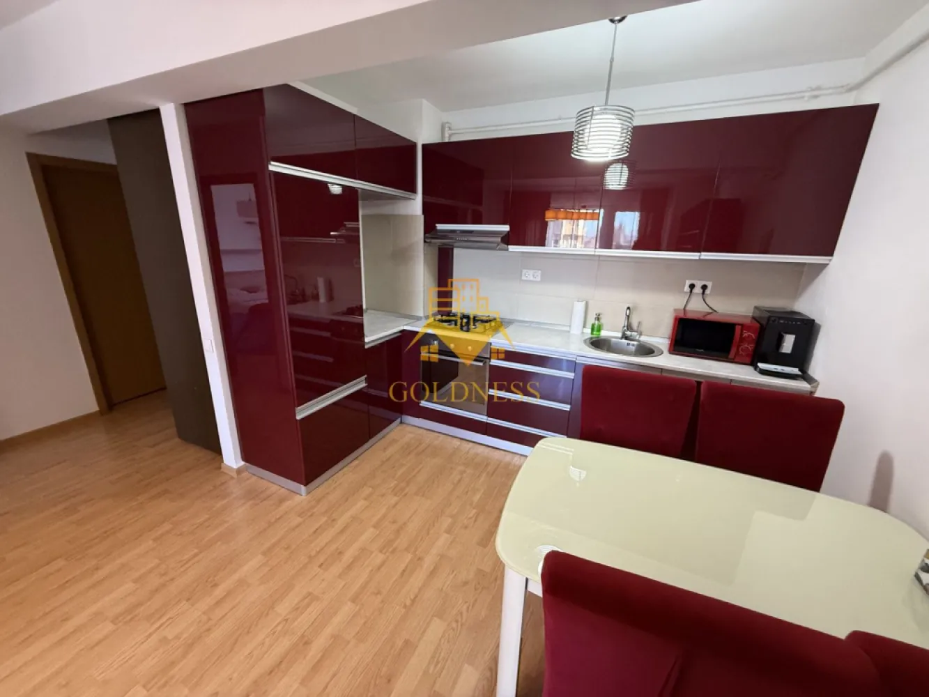2 camere open space, parcare subterana, Calea Turzii, Leroy Merlin - GOLDNESS Imobiliare vă propune spre închiriere un apartament cu 2 camere complet mobilat și utilat, la etajul 3 într-un imobil de 7 etaje, în Cartierul Europa . Dispune de loc de parcare subterana! Se află în apropierea stațiilor de transport în comun, magazine, restaurante, spații verzi, farmacii, etc. Apartamentul este compartimentat astfel: - dormitor cu pat matrimonial, dressing, noptiere - living cu bucatarie open space complet utilată și mobilată, canapea extensibilă, loc de servit masa - baie cu cada calorifer port prosop și dulap pentru depozitare. - balcon de 3 mp. Imobilul este dotat cu toate cele necesare- centrală proprie, frigider, aragaz, hotă, mașină de spălat haine, etc. Dacă sunteți interesați de acest apartament și doriți să îl vizionați, dar și pentru alte oferte nu ezitați să ne contactați telefonic sau prin e-mail. Vă stăm la dispoziție! Pentru intermediere se percepe un comision de 50% din prețul chiriei! }}