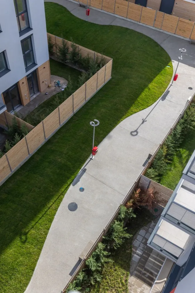 Unic în complexul ARED – Apartament cu grădină proprie - Imaginează-ți liniștea unei grădini private, la câțiva pași de viața vibrantă a orașului. Descoperă singurul apartament de la parter cu grădină și terasă proprie, situat în complexul rezidențial ARED City, zona IMAR, disponibil direct de la dezvoltator. Blocul este în construcție, predarea apartamentului se face pe data de 30.11.2026. * 3 camere * Suprafață utilă: 87 m² * Grădină: 55 m² – spațiu perfect pentru relaxare * 2 băi, 1 bucătărie * Orientare nord-est – lumină naturală echilibrată * Varianta nefinisată – îți amenajezi locuința exact așa cum îți dorești * Loc de parcare inclus în preț De ce acest proiect face diferența: • Proiect imobiliar de anvergură europeană, dezvoltat de ARED • Bloc nou, ultramodern, în construcție, cu standarde de eficiență energetică (termoizolație 20 cm) • Singurul apartament la parter cu grădină proprie – spațiu personal pentru relaxare, familie, hobby sau work-from-home • Complex supravegheat video, cu 4 căi de acces pentru siguranță și fluiditate • Parc amenajat chiar lângă complex, pentru timp liber și natură la îndemână • Conexiuni rapide către AFI Mall, restaurante, sală de fitness, mijloace de transport și zone de business Flexibilitate la achiziție: • Nefinisat – dacă vrei să-l personalizezi de la zero • Finisat – dacă vrei să te muți rapid • Complet mobilat – dacă vrei soluția “gata de locuit” Pret fără TVA: 242.921€ pt. varianta NEFINISAT ATENȚIE! Poze cu titlu ilustrativ. Pentru detalii: Jasmina Uglesits - 0740814770 Consultant imobiliar - Agenția ACASĂ Arad Nu dispui de toată suma? Te ajutăm noi gratuit! Îți obținem oferte de la 16 bănci. Ai o proprietate de vânzare în Arad și vrei să știi cât valorează cu adevărat? Sună-mă pentru o evaluare gratuită, fără obligații. Birou: ACASĂ | Agenție imobiliară Arad Bulevardul Decebal 2, Arad 310133 }}