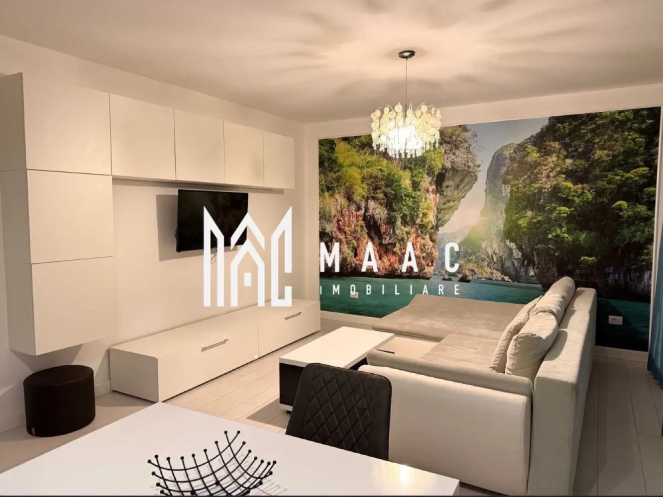 Apartament 2 camere | Modern | Balcon | Parcare | D. Stanca - MAAC Imobiliare vă propune spre închiriere un apartament cu 2 camere, situat la etajul 1 al unui imobil din zona Doamna Stanca, o locație apreciată pentru accesul facil către principalele puncte de interes din zonă și pentru proximitatea față de zone comerciale și mijloace de transport în comun. Proprietatea reprezintă o opțiune potrivită pentru persoanele care caută un apartament funcțional, bine poziționat și complet mobilat și utilat, pregătit pentru mutare imediată. Locuința este decomandată și beneficiază de o compartimentare eficientă, care oferă confort și spațiu bine organizat pentru activitățile zilnice. Interiorul este amenajat astfel încât fiecare încăpere să fie ușor accesibilă, iar zona de zi să fie luminoasă și practică. Compartimentarea apartamentului: -hol de acces cu dressing -bucătărie open-space cu livingul și acces pe balcon -dormitor matrimonial -baie cu geam de aerisire și cabină de duș Imobilul este amplasat într-o zonă cu acces rapid către centre comerciale și puncte de interes, printre care Kaufland, Shopping City și mai multe stații pentru transportul în comun, facilitând deplasarea rapidă către alte zone ale orașului. Dotări și beneficii: -apartament mobilat și utilat -loc de parcare aferent -loc de parcare pentru vizitatori -balcon -disponibilitate imediată Condiții de închiriere: -se percepe o garanție și un avans în cuantumul unei chirii lunare -nu se acceptă animale de companie -nu se acceptă fumători Pentru mai multe detalii, vă rugăm să specificați telefonic că ați văzut anunțul cu CP2958384. }}