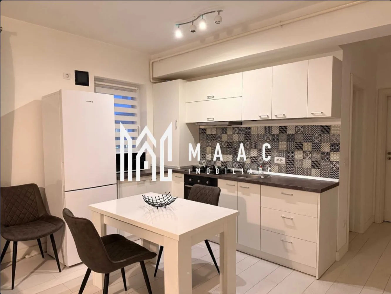 Apartament 2 camere | Modern | Balcon | Parcare | D. Stanca - MAAC Imobiliare vă propune spre închiriere un apartament cu 2 camere, situat la etajul 1 al unui imobil din zona Doamna Stanca, o locație apreciată pentru accesul facil către principalele puncte de interes din zonă și pentru proximitatea față de zone comerciale și mijloace de transport în comun. Proprietatea reprezintă o opțiune potrivită pentru persoanele care caută un apartament funcțional, bine poziționat și complet mobilat și utilat, pregătit pentru mutare imediată. Locuința este decomandată și beneficiază de o compartimentare eficientă, care oferă confort și spațiu bine organizat pentru activitățile zilnice. Interiorul este amenajat astfel încât fiecare încăpere să fie ușor accesibilă, iar zona de zi să fie luminoasă și practică. Compartimentarea apartamentului: -hol de acces cu dressing -bucătărie open-space cu livingul și acces pe balcon -dormitor matrimonial -baie cu geam de aerisire și cabină de duș Imobilul este amplasat într-o zonă cu acces rapid către centre comerciale și puncte de interes, printre care Kaufland, Shopping City și mai multe stații pentru transportul în comun, facilitând deplasarea rapidă către alte zone ale orașului. Dotări și beneficii: -apartament mobilat și utilat -loc de parcare aferent -loc de parcare pentru vizitatori -balcon -disponibilitate imediată Condiții de închiriere: -se percepe o garanție și un avans în cuantumul unei chirii lunare -nu se acceptă animale de companie -nu se acceptă fumători Pentru mai multe detalii, vă rugăm să specificați telefonic că ați văzut anunțul cu CP2958384. }}