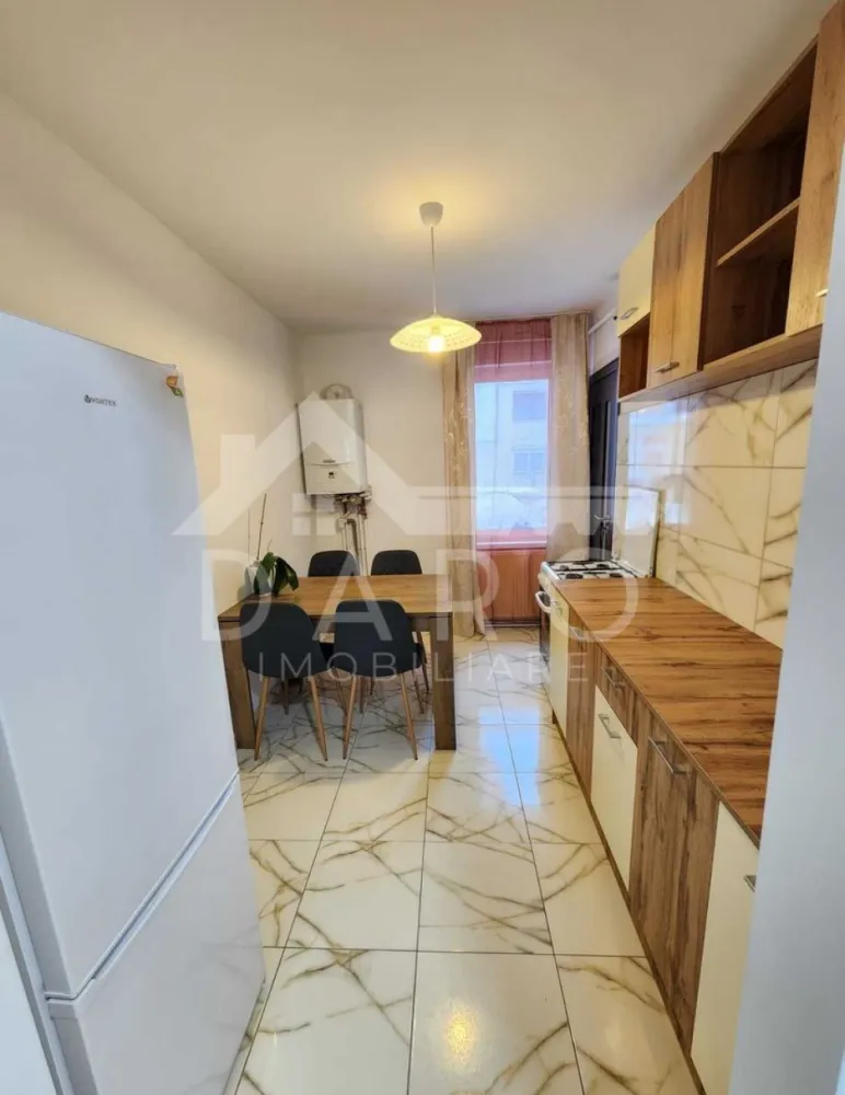 🏡 Apartament 3 camere de închiriat – Tudor | Zona Fortuna - 🏡 Apartament 3 camere de închiriat – Tudor | Zona Fortuna Se oferă spre închiriere apartament spațios cu 3 camere, situat în cartierul Tudor, în zona Fortuna, la parterul unui bloc cu 4 etaje. Apartamentul este amplasat într-o zonă liniștită, retrasă de la strada principală, aproape de magazine, farmacii, policlinici, stații de autobuz și taxi. 📐 Suprafață utilă: 72 mp 📍 Parter ✔ prima închiriere ✔ proaspăt renovat 💰 Chirie: 2.400 lei / lună 📄 contract minim 1 an Compartimentare: ✔ living ✔ 2 dormitoare ✔ bucătărie ✔ 2 băi ✔ hol mare și spațios ✔ cămară ✔ balcon mare închis cu geamuri termopan ✔ acces direct din balcon către pivniță (spațiu mare de depozitare) Dotări: ✔ centrală termică pe gaz ✔ geamuri termopan ✔ internet și cablu TV ✔ contoare apă cu citire la distanță ✔ bloc izolat termic ✔ living mobilat cu canapea extensibilă, mobilier, TV ✔ dormitor cu pat matrimonial și mobilier complet ✔ cameră cu birou, dulap și canapea extensibilă ✔ bucătărie mobilată și utilată (aragaz, frigider) ✔ mașină de spălat rufe în cămară Avantaje locație: 📍 zonă liniștită și selectă 📍 aproape de magazine, farmacii și policlinici 📍 aproape de stații de autobuz și taxi 📍 acces rapid către centru, UMF, spital și Shopping City ⚠ Nu se acceptă animale de companie 🚭 Fumatul în apartament nu este permis (se poate fuma pe balcon) 🤝 Proprietate promovată prin DARO Imobiliare 📞 Detalii și vizionări: Coman Maria – DARO Imobiliare 📱 0749 535 729 🔑 DARO Imobiliare – găsim locuința potrivită. }}