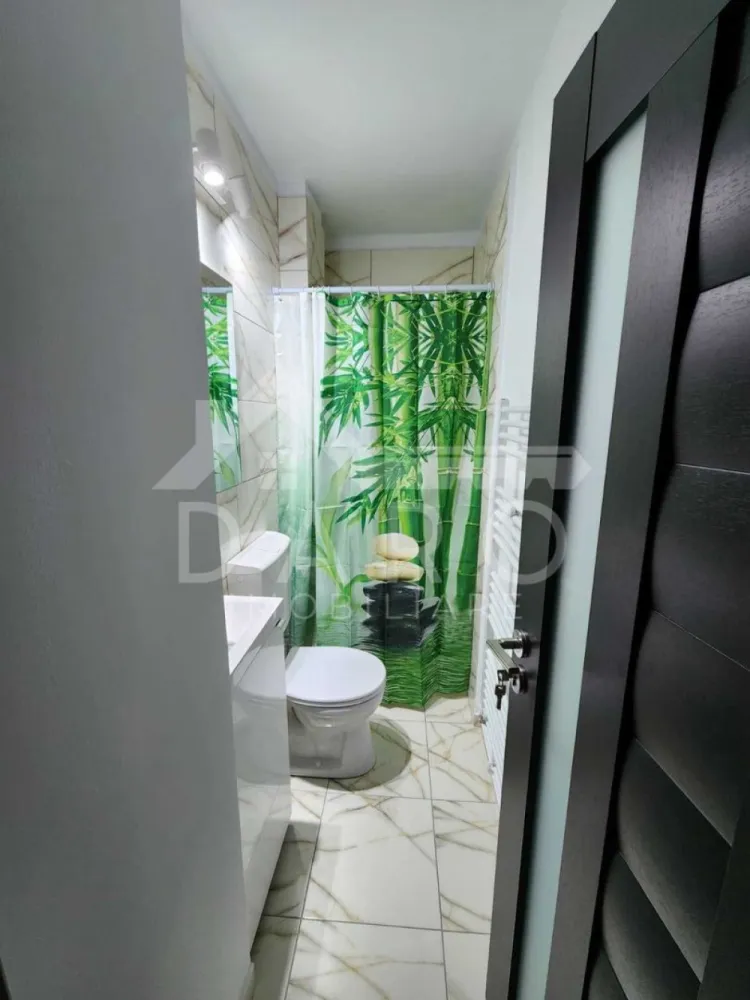 🏡 Apartament 3 camere de închiriat – Tudor | Zona Fortuna - 🏡 Apartament 3 camere de închiriat – Tudor | Zona Fortuna Se oferă spre închiriere apartament spațios cu 3 camere, situat în cartierul Tudor, în zona Fortuna, la parterul unui bloc cu 4 etaje. Apartamentul este amplasat într-o zonă liniștită, retrasă de la strada principală, aproape de magazine, farmacii, policlinici, stații de autobuz și taxi. 📐 Suprafață utilă: 72 mp 📍 Parter ✔ prima închiriere ✔ proaspăt renovat 💰 Chirie: 2.400 lei / lună 📄 contract minim 1 an Compartimentare: ✔ living ✔ 2 dormitoare ✔ bucătărie ✔ 2 băi ✔ hol mare și spațios ✔ cămară ✔ balcon mare închis cu geamuri termopan ✔ acces direct din balcon către pivniță (spațiu mare de depozitare) Dotări: ✔ centrală termică pe gaz ✔ geamuri termopan ✔ internet și cablu TV ✔ contoare apă cu citire la distanță ✔ bloc izolat termic ✔ living mobilat cu canapea extensibilă, mobilier, TV ✔ dormitor cu pat matrimonial și mobilier complet ✔ cameră cu birou, dulap și canapea extensibilă ✔ bucătărie mobilată și utilată (aragaz, frigider) ✔ mașină de spălat rufe în cămară Avantaje locație: 📍 zonă liniștită și selectă 📍 aproape de magazine, farmacii și policlinici 📍 aproape de stații de autobuz și taxi 📍 acces rapid către centru, UMF, spital și Shopping City ⚠ Nu se acceptă animale de companie 🚭 Fumatul în apartament nu este permis (se poate fuma pe balcon) 🤝 Proprietate promovată prin DARO Imobiliare 📞 Detalii și vizionări: Coman Maria – DARO Imobiliare 📱 0749 535 729 🔑 DARO Imobiliare – găsim locuința potrivită. }}