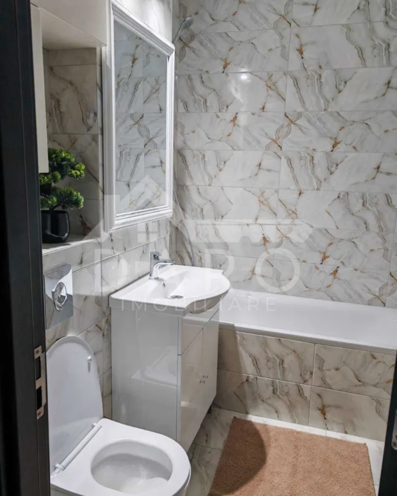 🏡 Apartament 3 camere de închiriat – Tudor | Zona Fortuna - 🏡 Apartament 3 camere de închiriat – Tudor | Zona Fortuna Se oferă spre închiriere apartament spațios cu 3 camere, situat în cartierul Tudor, în zona Fortuna, la parterul unui bloc cu 4 etaje. Apartamentul este amplasat într-o zonă liniștită, retrasă de la strada principală, aproape de magazine, farmacii, policlinici, stații de autobuz și taxi. 📐 Suprafață utilă: 72 mp 📍 Parter ✔ prima închiriere ✔ proaspăt renovat 💰 Chirie: 2.400 lei / lună 📄 contract minim 1 an Compartimentare: ✔ living ✔ 2 dormitoare ✔ bucătărie ✔ 2 băi ✔ hol mare și spațios ✔ cămară ✔ balcon mare închis cu geamuri termopan ✔ acces direct din balcon către pivniță (spațiu mare de depozitare) Dotări: ✔ centrală termică pe gaz ✔ geamuri termopan ✔ internet și cablu TV ✔ contoare apă cu citire la distanță ✔ bloc izolat termic ✔ living mobilat cu canapea extensibilă, mobilier, TV ✔ dormitor cu pat matrimonial și mobilier complet ✔ cameră cu birou, dulap și canapea extensibilă ✔ bucătărie mobilată și utilată (aragaz, frigider) ✔ mașină de spălat rufe în cămară Avantaje locație: 📍 zonă liniștită și selectă 📍 aproape de magazine, farmacii și policlinici 📍 aproape de stații de autobuz și taxi 📍 acces rapid către centru, UMF, spital și Shopping City ⚠ Nu se acceptă animale de companie 🚭 Fumatul în apartament nu este permis (se poate fuma pe balcon) 🤝 Proprietate promovată prin DARO Imobiliare 📞 Detalii și vizionări: Coman Maria – DARO Imobiliare 📱 0749 535 729 🔑 DARO Imobiliare – găsim locuința potrivită. }}