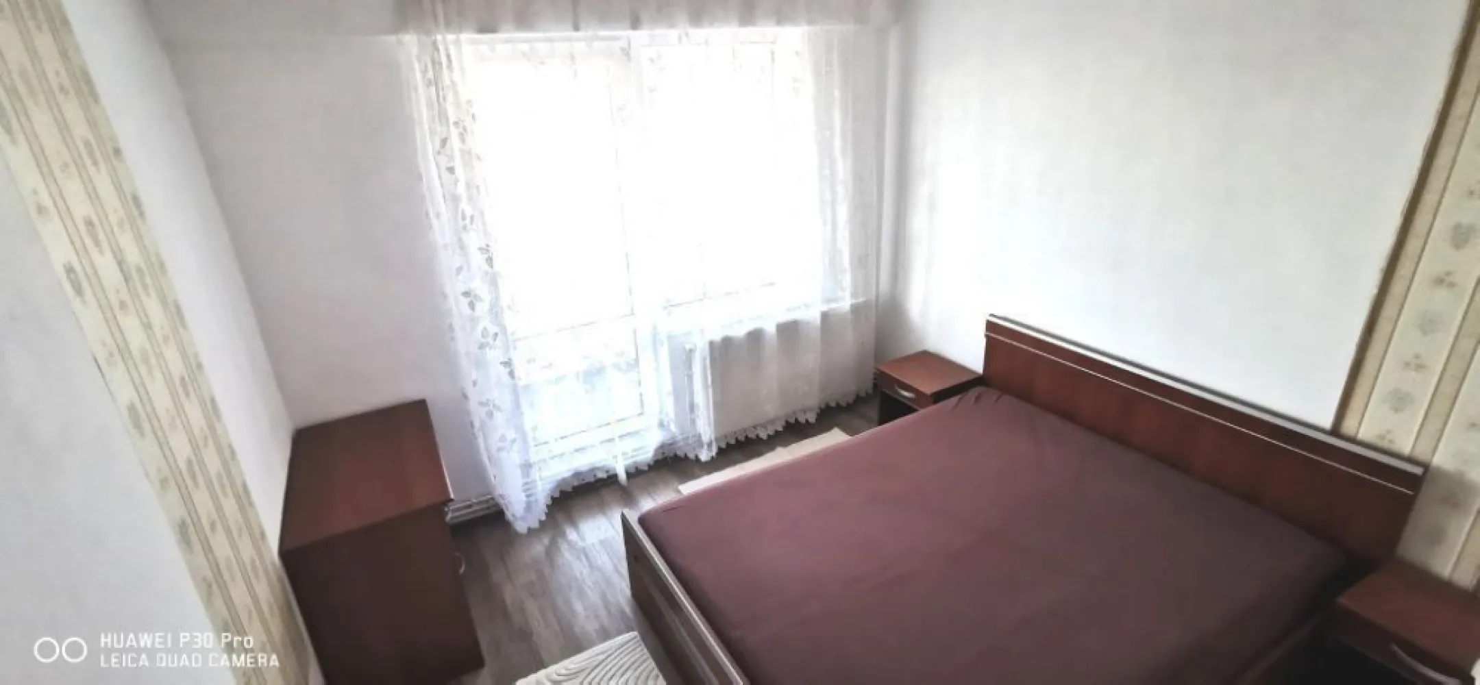 Tudor - 3 camere decomandat - etaj 3 - Mentionati ID-ul proprietatii cand apelati: CP121045
Contact ⓪⑦②⑥ ②②③ ⑧⑧⑥ Sebastian

Zap Imobiliare vă propune în exclusivitate spre închiriere un apartament cu 3 camere deosebit de primitor, situat în zona Tudor, Strada Secerei , într-o locație excelentă, semicentrală. Proprietatea se află la etajul 3 al unui imobil cu 4 niveluri, fiind ideală pentru o familie sau un cuplu care își dorește un cămin confortabil, luminos și foarte bine poziționat în raport cu punctele de interes majore.

Apartamentul este decomandat și se închiriază parțial mobilat, oferind flexibilitate noului chiriaș pentru personalizarea spațiului de locuit. Datorită orientării sudice, locuința beneficiază de lumină naturală pe tot parcursul zilei și este extrem de călduroasă.

Compartimentare și dotări:
-- Număr camere: 3 camere spațioase (configurație decomandată)
-- Regim de înălțime: Etajul 3 din 4
-- Confort termic: Dotat cu centrală termică proprie și calorifere complet noi
-- Balcon: Balcon închis, ideal pentru momente de relaxare sau spațiu suplimentar de depozitare

Avantaje zonă și proximități (Zonă semicentrală):
-- Educație: În imediata apropiere de Școala Nr. 10, grădiniță și creșă
-- Facilități zilnice: Piața de zi, diverse magazine comerciale și dispensar medical
-- Transport: Acces extrem de facil la stațiile de autobuz

Condiții de închiriere:
-- În interiorul proprietății fumatul este strict interzis.
-- Nu se acceptă animale de companie.

Opțiuni financiare:
-- Preț închiriere: 400 Euro / lună
-- Garanție: 400 Euro (echivalentul unei chirii lunare)

Detalii comision:
-- La închiriere: Comisionul agenției este de 50% din valoarea primei chirii.

Acest anunț nu corespunde cerințelor tale? Sună la numărul afișat în anunț și unul dintre agenții noștri te va ajuda cu alte oferte personalizate în funcție de cerințele tale.

Contact ⓪⑦②⑥ ②②③ ⑧⑧⑥ Sebastian