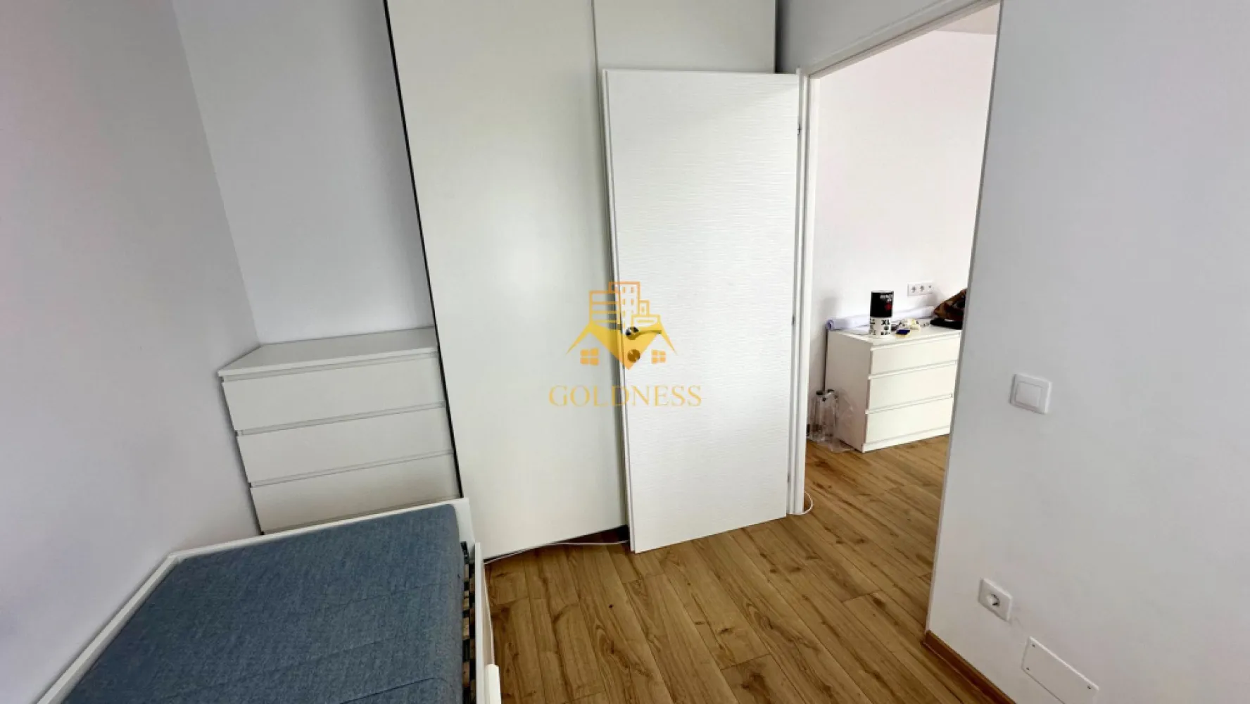 2 camere, Gheorgheni, Iulius Mall, Unirii, Constantin Brâncuși - GOLDNESS Imobiliare vă propune spre închiriere un apartament cu 2 camere complet mobilat și utilat, la etajul 3 într-un imobil de 4 etaje, în Cartierul Gheorgheni.
Posibilitatea de parcare în zona la liber!
Se află în apropierea stațiilor de transport în comun, magazine, restaurante, spații verzi, farmacii, etc. 

Apartamentul este compartimentat astfel:
 - dormitor 1 cu pat single și este extensibil, dressing
 - dormitor 2 cu pat single și este extensibil, dressing
 - bucătărie complet utilată și mobilată, loc de servit masa 
 - baie cu dus, calorifer port prosop și dulap pentru depozitare.

Imobilul este dotat cu toate cele necesare- centrală pe bloc cu repartitoare pe calorifere, frigider, aragaz, hotă, mașină de spălat haine, etc. 

Dacă sunteți interesați de acest apartament și doriți să îl vizionați, dar și pentru alte oferte nu ezitați să ne contactați telefonic sau prin e-mail. Vă stăm la dispoziție!
Pentru intermediere se percepe un comision de 50% din prețul chiriei!