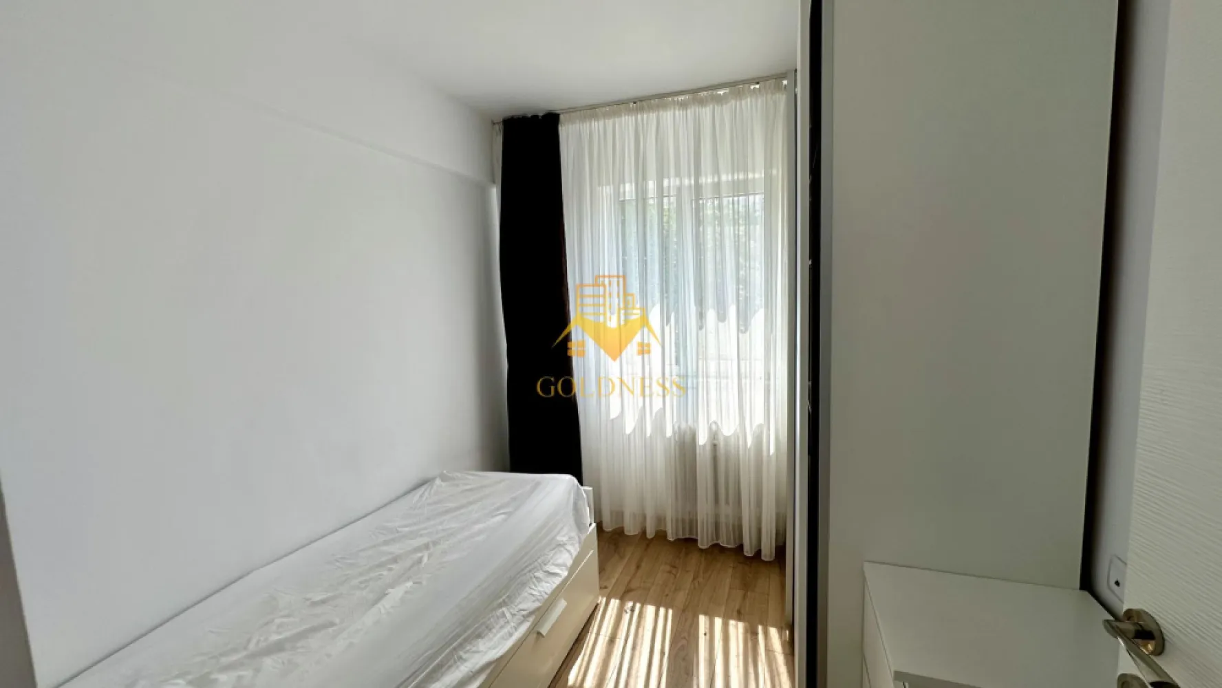 2 camere, Gheorgheni, Iulius Mall, Unirii, Constantin Brâncuși - GOLDNESS Imobiliare vă propune spre închiriere un apartament cu 2 camere complet mobilat și utilat, la etajul 3 într-un imobil de 4 etaje, în Cartierul Gheorgheni.
Posibilitatea de parcare în zona la liber!
Se află în apropierea stațiilor de transport în comun, magazine, restaurante, spații verzi, farmacii, etc. 

Apartamentul este compartimentat astfel:
 - dormitor 1 cu pat single și este extensibil, dressing
 - dormitor 2 cu pat single și este extensibil, dressing
 - bucătărie complet utilată și mobilată, loc de servit masa 
 - baie cu dus, calorifer port prosop și dulap pentru depozitare.

Imobilul este dotat cu toate cele necesare- centrală pe bloc cu repartitoare pe calorifere, frigider, aragaz, hotă, mașină de spălat haine, etc. 

Dacă sunteți interesați de acest apartament și doriți să îl vizionați, dar și pentru alte oferte nu ezitați să ne contactați telefonic sau prin e-mail. Vă stăm la dispoziție!
Pentru intermediere se percepe un comision de 50% din prețul chiriei!