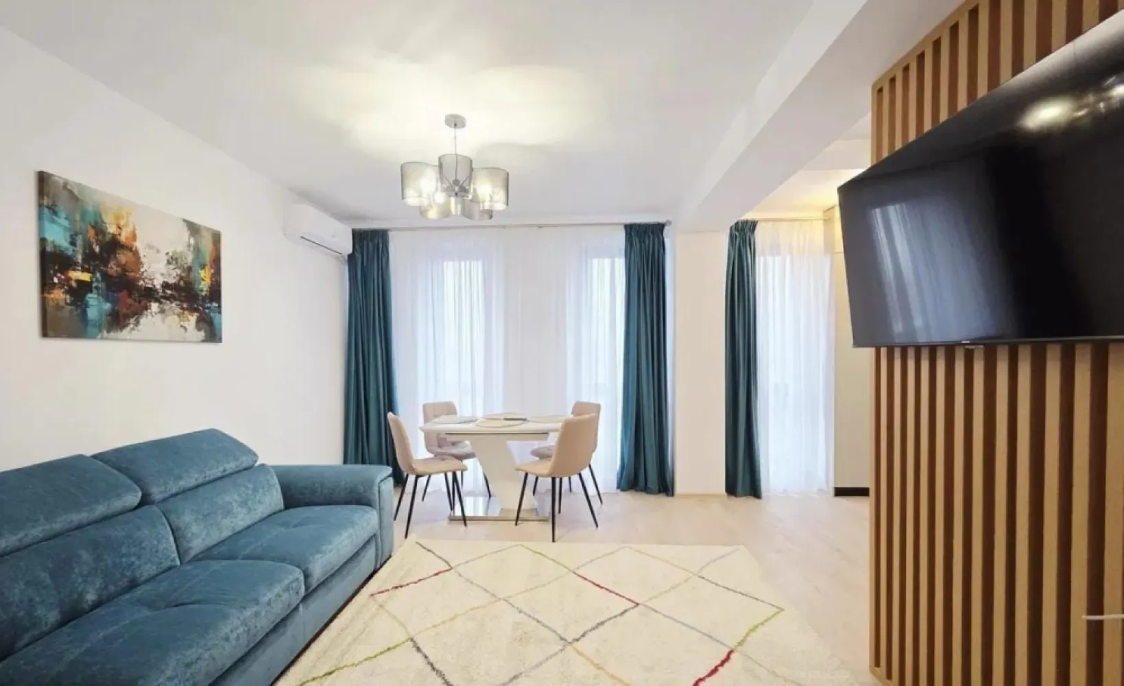 Apartament cu 2 camere mobilat si utilat, bloc nou - Prima inchiriere - Mag Invest va propune spre inchiriere un apartament modern cu 2 camere, situat in zona Micro 14, in apropiere de Centrul Medical Irina, intr-un bloc nou. Apartamentul are o suprafata de 60 mp si dispune de balcon si dressing, fiind foarte bine compartimentat si ideal pentru persoanele care isi doresc confort si un spatiu modern. Locuinta este finisata complet si se afla la prima inchiriere, totul fiind nou – de la finisaje pana la mobilier si electrocasnice. Dotari si finisaje: Centrala termica proprie Incalzire in pardoseala Aer conditionat Gresie, faianta si parchet de calitate Tamplarie PVC cu geam termopan tripan Usi interioare MDF Tavane extensibile Izolatie termica exterioara Suprafete vitrate generoase pentru lumina naturala Apartamentul se inchiriaza mobilat si utilat complet, in stil modern, exact ca in fotografii. Imobilul este situat la etajul 2 din 3, intr-un bloc bine pozitionat, aproape de mijloace de transport, magazine si alte facilitati. Apartamentul este liber si disponibil imediat, iar proprietarul prefera inchirierea pe perioada lunga. Nu se accepta chiriasi cu animale de companie. Pret chirie: 600 euro/luna Garantie: 600 euro La semnarea contractului se solicita chiria pentru luna in curs, garantia si comisionul de intermediere al agentiei. Pentru detalii si programari la vizionare: Liliana Ene – Mag Invest Telefon: 0746 252 252 }}