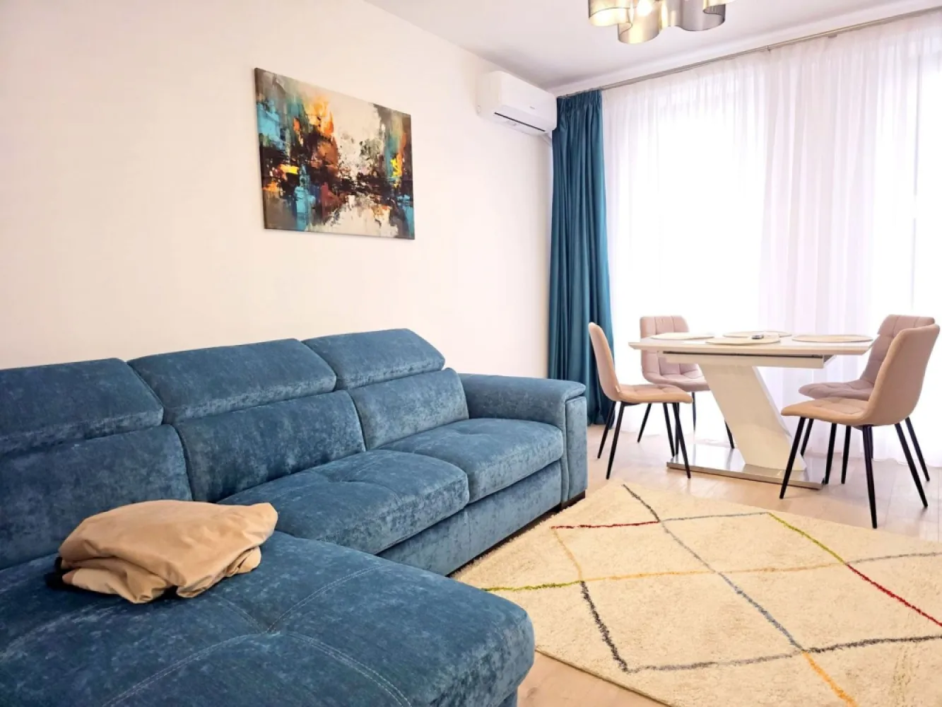 Apartament cu 2 camere mobilat si utilat, bloc nou - Prima inchiriere - Mag Invest va propune spre inchiriere un apartament modern cu 2 camere, situat in zona Micro 14, in apropiere de Centrul Medical Irina, intr-un bloc nou. Apartamentul are o suprafata de 60 mp si dispune de balcon si dressing, fiind foarte bine compartimentat si ideal pentru persoanele care isi doresc confort si un spatiu modern. Locuinta este finisata complet si se afla la prima inchiriere, totul fiind nou – de la finisaje pana la mobilier si electrocasnice. Dotari si finisaje: Centrala termica proprie Incalzire in pardoseala Aer conditionat Gresie, faianta si parchet de calitate Tamplarie PVC cu geam termopan tripan Usi interioare MDF Tavane extensibile Izolatie termica exterioara Suprafete vitrate generoase pentru lumina naturala Apartamentul se inchiriaza mobilat si utilat complet, in stil modern, exact ca in fotografii. Imobilul este situat la etajul 2 din 3, intr-un bloc bine pozitionat, aproape de mijloace de transport, magazine si alte facilitati. Apartamentul este liber si disponibil imediat, iar proprietarul prefera inchirierea pe perioada lunga. Nu se accepta chiriasi cu animale de companie. Pret chirie: 600 euro/luna Garantie: 600 euro La semnarea contractului se solicita chiria pentru luna in curs, garantia si comisionul de intermediere al agentiei. Pentru detalii si programari la vizionare: Liliana Ene – Mag Invest Telefon: 0746 252 252 }}