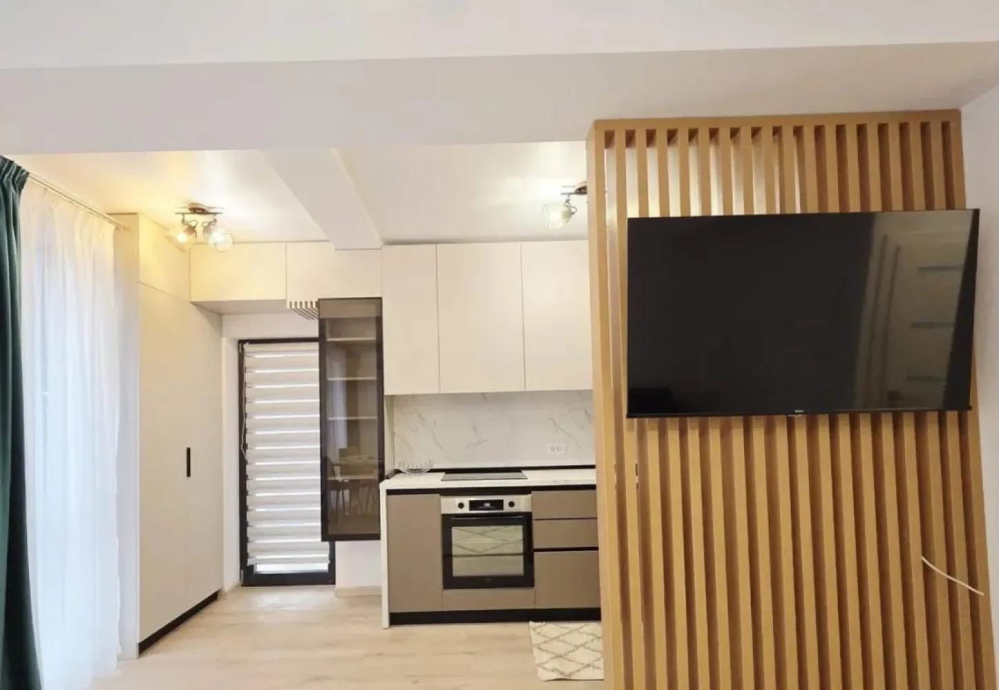 Apartament cu 2 camere mobilat si utilat, bloc nou - Prima inchiriere - Mag Invest va propune spre inchiriere un apartament modern cu 2 camere, situat in zona Micro 14, in apropiere de Centrul Medical Irina, intr-un bloc nou. Apartamentul are o suprafata de 60 mp si dispune de balcon si dressing, fiind foarte bine compartimentat si ideal pentru persoanele care isi doresc confort si un spatiu modern. Locuinta este finisata complet si se afla la prima inchiriere, totul fiind nou – de la finisaje pana la mobilier si electrocasnice. Dotari si finisaje: Centrala termica proprie Incalzire in pardoseala Aer conditionat Gresie, faianta si parchet de calitate Tamplarie PVC cu geam termopan tripan Usi interioare MDF Tavane extensibile Izolatie termica exterioara Suprafete vitrate generoase pentru lumina naturala Apartamentul se inchiriaza mobilat si utilat complet, in stil modern, exact ca in fotografii. Imobilul este situat la etajul 2 din 3, intr-un bloc bine pozitionat, aproape de mijloace de transport, magazine si alte facilitati. Apartamentul este liber si disponibil imediat, iar proprietarul prefera inchirierea pe perioada lunga. Nu se accepta chiriasi cu animale de companie. Pret chirie: 600 euro/luna Garantie: 600 euro La semnarea contractului se solicita chiria pentru luna in curs, garantia si comisionul de intermediere al agentiei. Pentru detalii si programari la vizionare: Liliana Ene – Mag Invest Telefon: 0746 252 252 }}