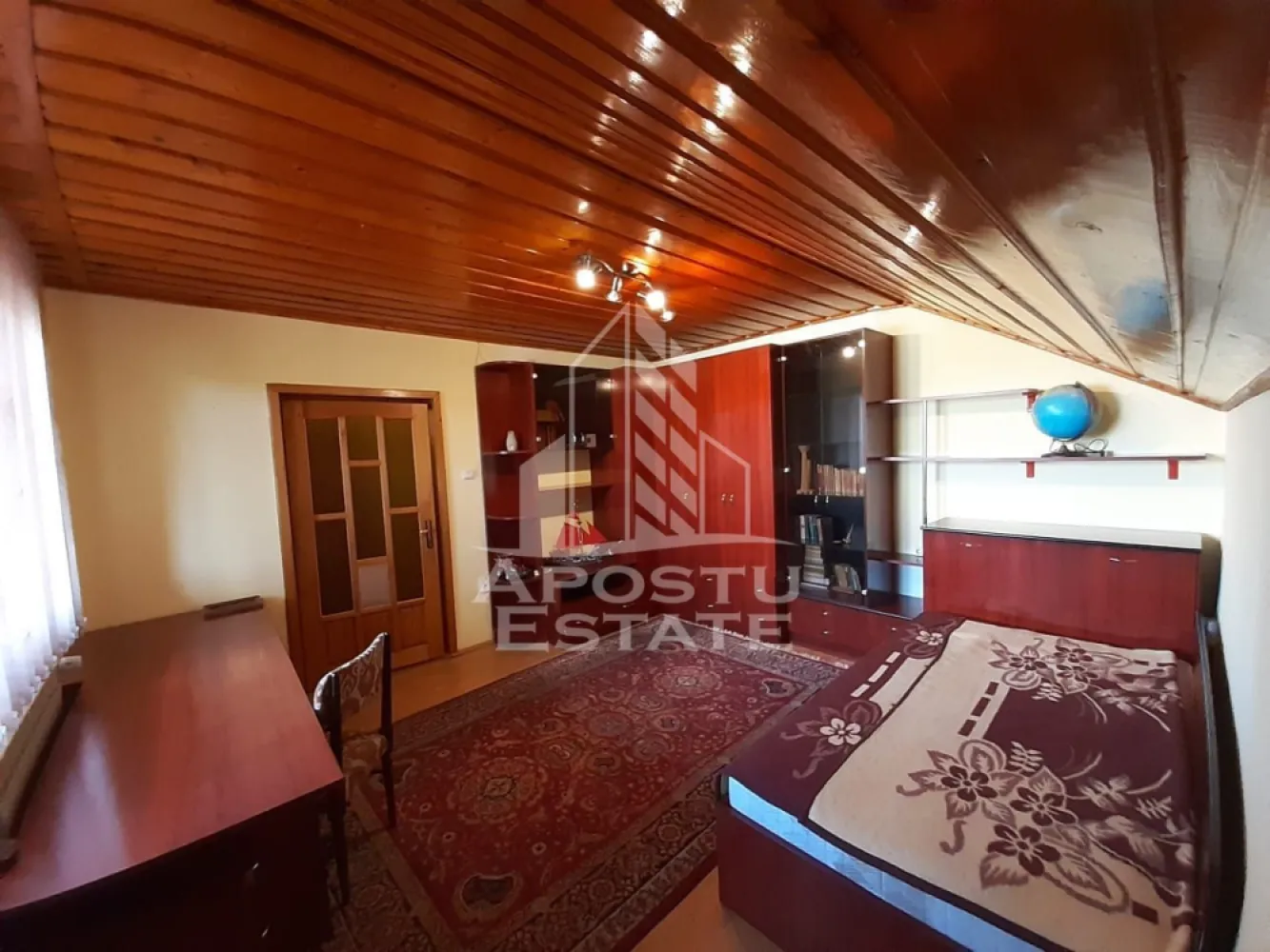 Apartament cu 2 camere, de inchiriat, centrala proprie, Ghiroda - Agentia imobiliara APOSTU ESTATE va propune spre inchiriere un apartament cu 2 camere spatios si luminos, situat in Ghiroda. Zona linistita, potrivit pentru cupluri sau familii care isi doresc o locuinta in care sa se simta confortabil
Suprafata utila: 58 mp

Compartimentare eficienta:
-Bucatarie inchisa complet mobilata si utilata, cu loc de luat masa
-Living luminos si spatios
-Dormitor complet mobilat si utilat
-Baie prevazuta cu cada 

Confort si facilitati:
-Masina de spalat rufe
-Aer conditionat
-Terasa spatioasa 130 mp
-Incalzirea apartamentului: centrala proprie (incalzire prin calorifere)
-Se accepta animale de companie de catre proprietar

Localizare:
-Timis, Ghiroda

Ideal pentru:
-Persoane singure
-Cupluri
-Familii la inceput de drum

Disponibilitate: 01.08.2026
Pret chirie lunara: 350 EUR
Programeaza o vizionare pentru a-ti putea imagina viitorul aici!
ID intern: CP3200113