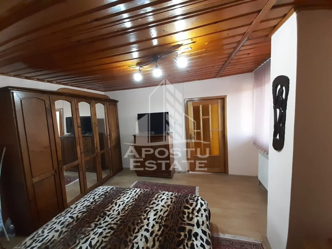 Apartament cu 2 camere, de inchiriat, centrala proprie, Ghiroda - Agentia imobiliara APOSTU ESTATE va propune spre inchiriere un apartament cu 2 camere spatios si luminos, situat in Ghiroda. Zona linistita, potrivit pentru cupluri sau familii care isi doresc o locuinta in care sa se simta confortabil
Suprafata utila: 58 mp

Compartimentare eficienta:
-Bucatarie inchisa complet mobilata si utilata, cu loc de luat masa
-Living luminos si spatios
-Dormitor complet mobilat si utilat
-Baie prevazuta cu cada 

Confort si facilitati:
-Masina de spalat rufe
-Aer conditionat
-Terasa spatioasa 130 mp
-Incalzirea apartamentului: centrala proprie (incalzire prin calorifere)
-Se accepta animale de companie de catre proprietar

Localizare:
-Timis, Ghiroda

Ideal pentru:
-Persoane singure
-Cupluri
-Familii la inceput de drum

Disponibilitate: 01.08.2026
Pret chirie lunara: 350 EUR
Programeaza o vizionare pentru a-ti putea imagina viitorul aici!
ID intern: CP3200113