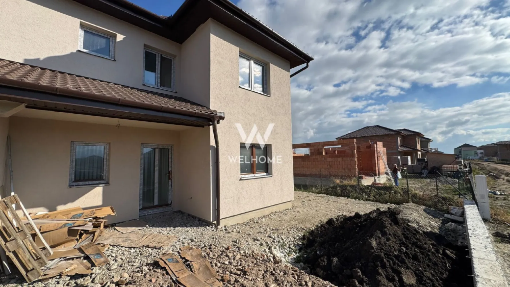 OFERTA! - Casa duplex NOUA Sura Mica - Sibiu - La o distanta de 8 minute de Sibiu , in Sura Mica localizat central , proiectul insumeaza 40 de case dintre care individuale si cuplate ca cea din prezentare .Casa dispune de un teren de 300 si o suprafata utila de 118 mp.
La parter ne intampina un hol generos, baie, o camera de aproximativ 11 mp care poate fi folosita ca si birou sau dormitor, bucataria cu posibilitatea de a se inchide sau a se pastra deschisa pentru a creea mai mult spatiu si camara sau camera tehnica. Tot in partea de jos avem livingul de 24 mp cu zona de dining si iesire in curtea libera de aprozimativ 240 mp compartimentata atat in fata cat si spate si lateral . 
La etaj avem cele 3 dormitoare dintre care unul cu baie proprie si o baia mare .
Interirul se preda la alb .
Exteriorul la cheie , in curte fiind suficient spatiu pentru a parca masina, pentru zona de barbeque si zona de relaxare .

Exista posibilitatea achizitionarii in rate, avansul minim fiind de 71.550 Euro , iar diferenta pe maxim 6 ani in rate fixe.
Termen de finalizare al proiectului: martie - aprilie 2026.

Pret : 160000 Euro DOAR PLATA DIN SURSE PROPRII. Fara credit ipotecar.
Pentru mia multe detalii : 0753277310