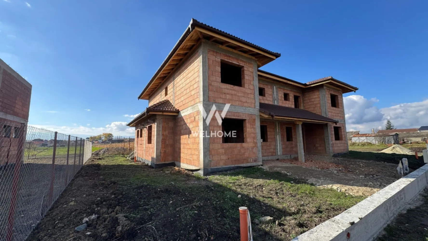 OFERTA! - Casa duplex NOUA Sura Mica - Sibiu - La o distanta de 8 minute de Sibiu , in Sura Mica localizat central , proiectul insumeaza 40 de case dintre care individuale si cuplate ca cea din prezentare .Casa dispune de un teren de 300 si o suprafata utila de 118 mp.
La parter ne intampina un hol generos, baie, o camera de aproximativ 11 mp care poate fi folosita ca si birou sau dormitor, bucataria cu posibilitatea de a se inchide sau a se pastra deschisa pentru a creea mai mult spatiu si camara sau camera tehnica. Tot in partea de jos avem livingul de 24 mp cu zona de dining si iesire in curtea libera de aprozimativ 240 mp compartimentata atat in fata cat si spate si lateral . 
La etaj avem cele 3 dormitoare dintre care unul cu baie proprie si o baia mare .
Interirul se preda la alb .
Exteriorul la cheie , in curte fiind suficient spatiu pentru a parca masina, pentru zona de barbeque si zona de relaxare .

Exista posibilitatea achizitionarii in rate, avansul minim fiind de 71.550 Euro , iar diferenta pe maxim 6 ani in rate fixe.
Termen de finalizare al proiectului: martie - aprilie 2026.

Pret : 160000 Euro DOAR PLATA DIN SURSE PROPRII. Fara credit ipotecar.
Pentru mia multe detalii : 0753277310