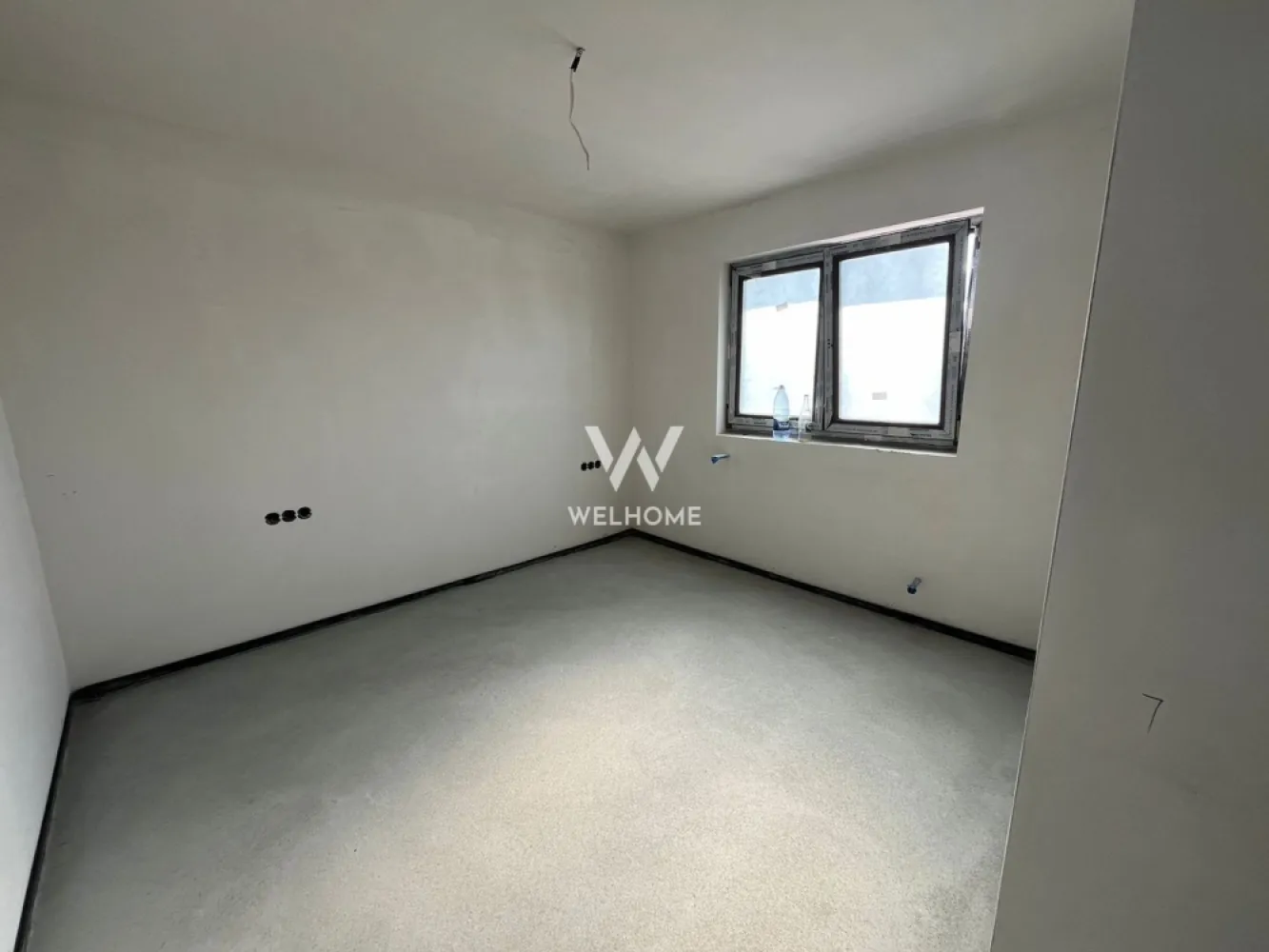 OFERTA! - Casa duplex NOUA Sura Mica - Sibiu - La o distanta de 8 minute de Sibiu , in Sura Mica localizat central , proiectul insumeaza 40 de case dintre care individuale si cuplate ca cea din prezentare .Casa dispune de un teren de 300 si o suprafata utila de 118 mp.
La parter ne intampina un hol generos, baie, o camera de aproximativ 11 mp care poate fi folosita ca si birou sau dormitor, bucataria cu posibilitatea de a se inchide sau a se pastra deschisa pentru a creea mai mult spatiu si camara sau camera tehnica. Tot in partea de jos avem livingul de 24 mp cu zona de dining si iesire in curtea libera de aprozimativ 240 mp compartimentata atat in fata cat si spate si lateral . 
La etaj avem cele 3 dormitoare dintre care unul cu baie proprie si o baia mare .
Interirul se preda la alb .
Exteriorul la cheie , in curte fiind suficient spatiu pentru a parca masina, pentru zona de barbeque si zona de relaxare .

Exista posibilitatea achizitionarii in rate, avansul minim fiind de 71.550 Euro , iar diferenta pe maxim 6 ani in rate fixe.
Termen de finalizare al proiectului: martie - aprilie 2026.

Pret : 160000 Euro DOAR PLATA DIN SURSE PROPRII. Fara credit ipotecar.
Pentru mia multe detalii : 0753277310