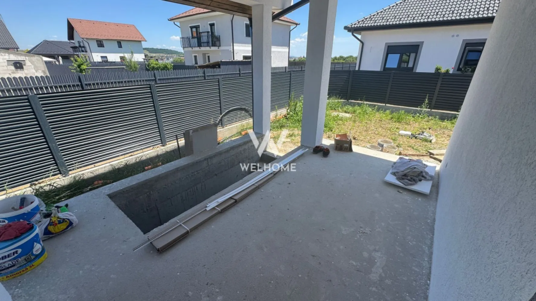 Casa noua pe PARTER cu PIVNITA in Cristian - Sibiu - Casa individuala pe un singur nivel CU PIVNITA si teren 560mp.

Locuinta este pozitionata pe soare intr-o zona linistita de case si vine cu o compartimentare ideala:
-Hol
-Spatiu Tehnic
-O baie mare
-3 dormitoare dintre care unul are baia lui.
-Bucatarie inchisa
-Living spatios cu acces in terasa
La demisol gasim o pivnita spatioasa si super utila.

Casa se preda la stadiul de ALB in interior, pereti finisati pana la stadiul de lavabila, geamuri mari vitrate cu tripane si sapa elicopterizata pregatita pentru a pune finisajele. 
La exterior casa se preda cu curte nivelata, pavaj acces auto si pietonal, gard si porti. 

Locuinta vine cu toate utilitatile racordate. 
Poti alege sa iti amenajezi locuinta intr-un stil propriu. 

Predarea Imobilului septembrie 2026

PRET: 199.000 + TVA