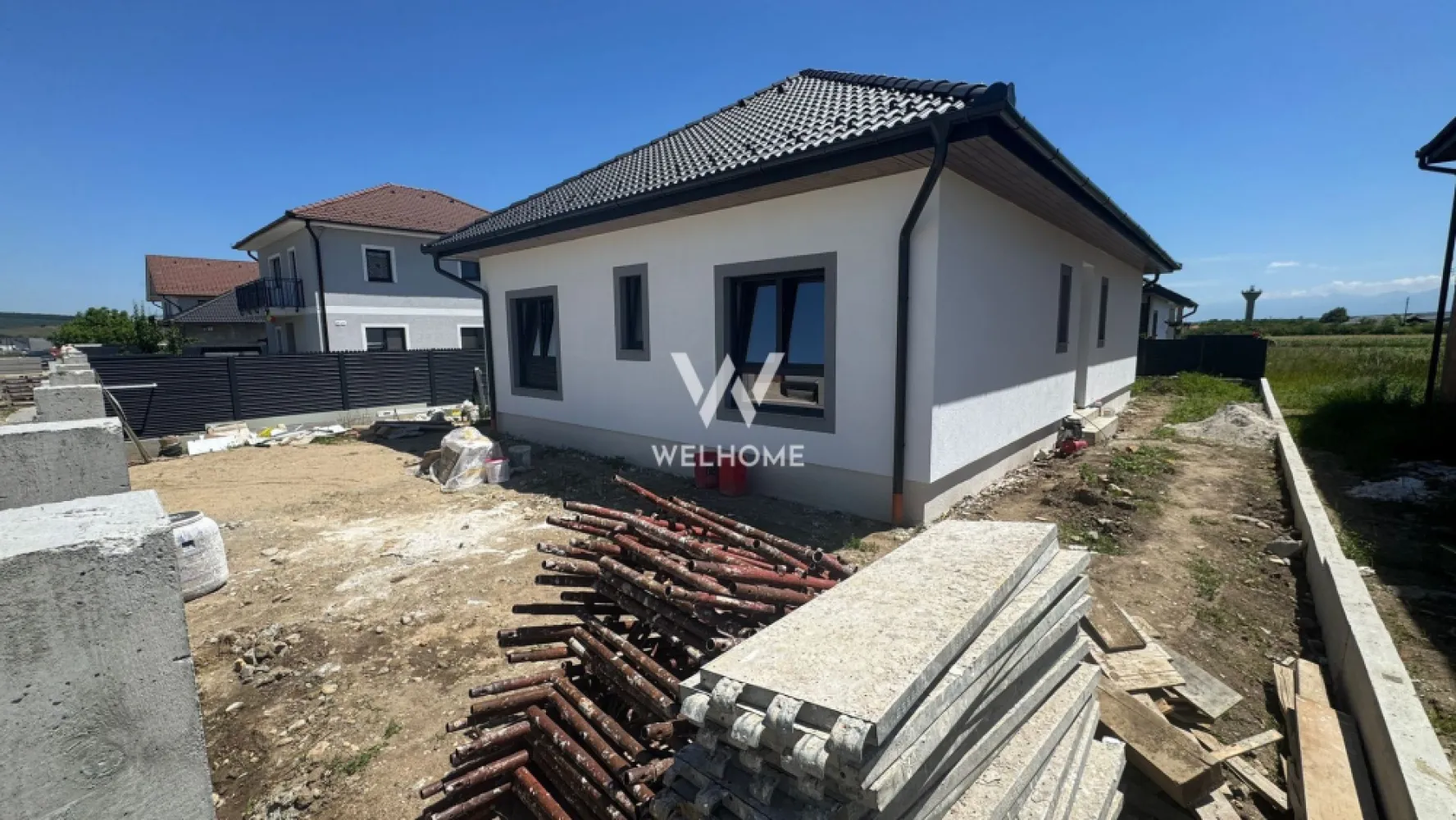 Casa noua pe PARTER cu PIVNITA in Cristian - Sibiu - Casa individuala pe un singur nivel CU PIVNITA si teren 560mp.

Locuinta este pozitionata pe soare intr-o zona linistita de case si vine cu o compartimentare ideala:
-Hol
-Spatiu Tehnic
-O baie mare
-3 dormitoare dintre care unul are baia lui.
-Bucatarie inchisa
-Living spatios cu acces in terasa
La demisol gasim o pivnita spatioasa si super utila.

Casa se preda la stadiul de ALB in interior, pereti finisati pana la stadiul de lavabila, geamuri mari vitrate cu tripane si sapa elicopterizata pregatita pentru a pune finisajele. 
La exterior casa se preda cu curte nivelata, pavaj acces auto si pietonal, gard si porti. 

Locuinta vine cu toate utilitatile racordate. 
Poti alege sa iti amenajezi locuinta intr-un stil propriu. 

Predarea Imobilului septembrie 2026

PRET: 199.000 + TVA