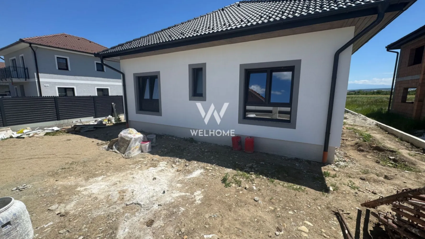 Casa noua pe PARTER cu PIVNITA in Cristian - Sibiu - Casa individuala pe un singur nivel CU PIVNITA si teren 560mp.

Locuinta este pozitionata pe soare intr-o zona linistita de case si vine cu o compartimentare ideala:
-Hol
-Spatiu Tehnic
-O baie mare
-3 dormitoare dintre care unul are baia lui.
-Bucatarie inchisa
-Living spatios cu acces in terasa
La demisol gasim o pivnita spatioasa si super utila.

Casa se preda la stadiul de ALB in interior, pereti finisati pana la stadiul de lavabila, geamuri mari vitrate cu tripane si sapa elicopterizata pregatita pentru a pune finisajele. 
La exterior casa se preda cu curte nivelata, pavaj acces auto si pietonal, gard si porti. 

Locuinta vine cu toate utilitatile racordate. 
Poti alege sa iti amenajezi locuinta intr-un stil propriu. 

Predarea Imobilului septembrie 2026

PRET: 199.000 + TVA