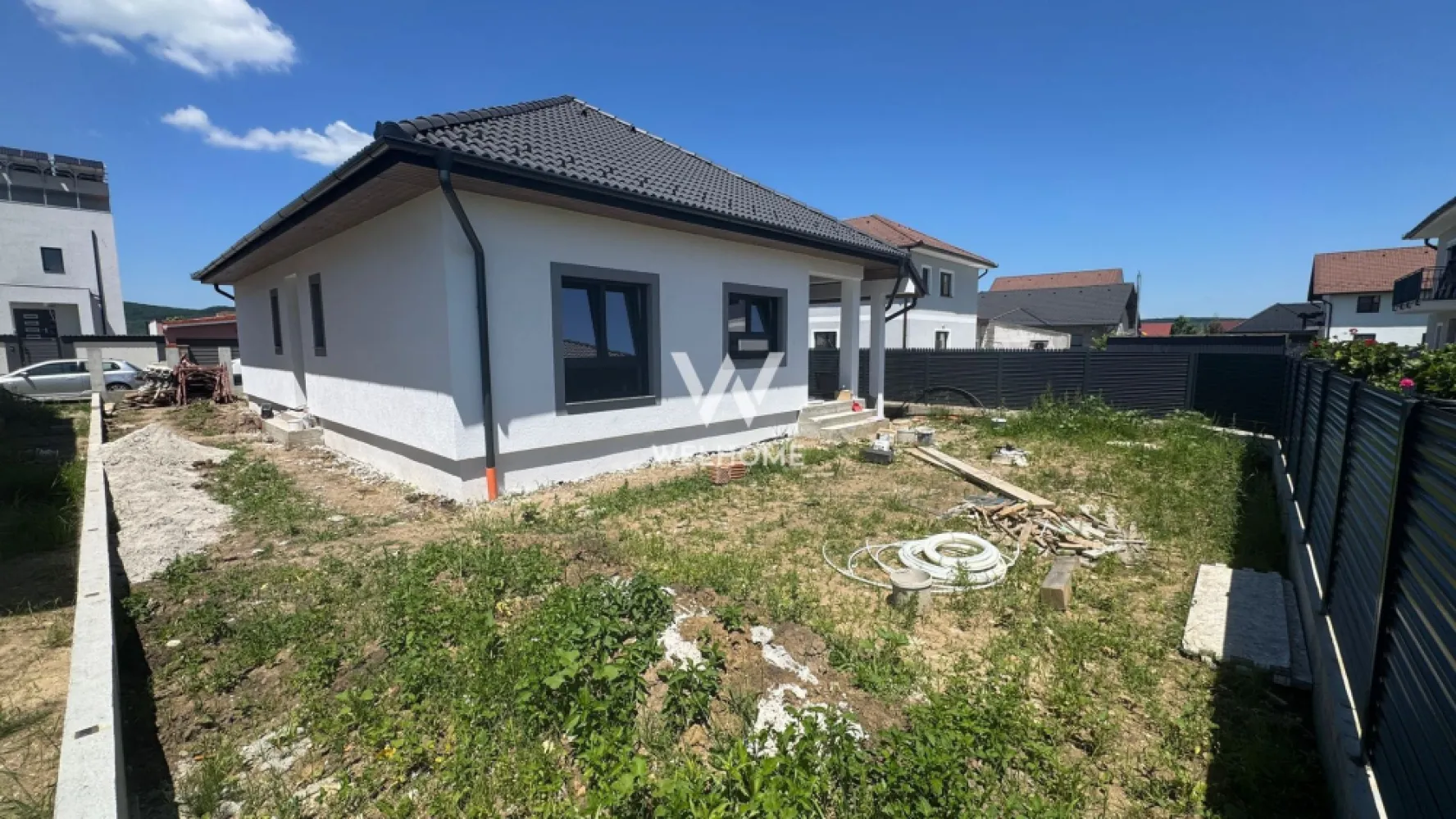 Casa noua pe PARTER cu PIVNITA in Cristian - Sibiu - Casa individuala pe un singur nivel CU PIVNITA si teren 560mp.

Locuinta este pozitionata pe soare intr-o zona linistita de case si vine cu o compartimentare ideala:
-Hol
-Spatiu Tehnic
-O baie mare
-3 dormitoare dintre care unul are baia lui.
-Bucatarie inchisa
-Living spatios cu acces in terasa
La demisol gasim o pivnita spatioasa si super utila.

Casa se preda la stadiul de ALB in interior, pereti finisati pana la stadiul de lavabila, geamuri mari vitrate cu tripane si sapa elicopterizata pregatita pentru a pune finisajele. 
La exterior casa se preda cu curte nivelata, pavaj acces auto si pietonal, gard si porti. 

Locuinta vine cu toate utilitatile racordate. 
Poti alege sa iti amenajezi locuinta intr-un stil propriu. 

Predarea Imobilului septembrie 2026

PRET: 199.000 + TVA