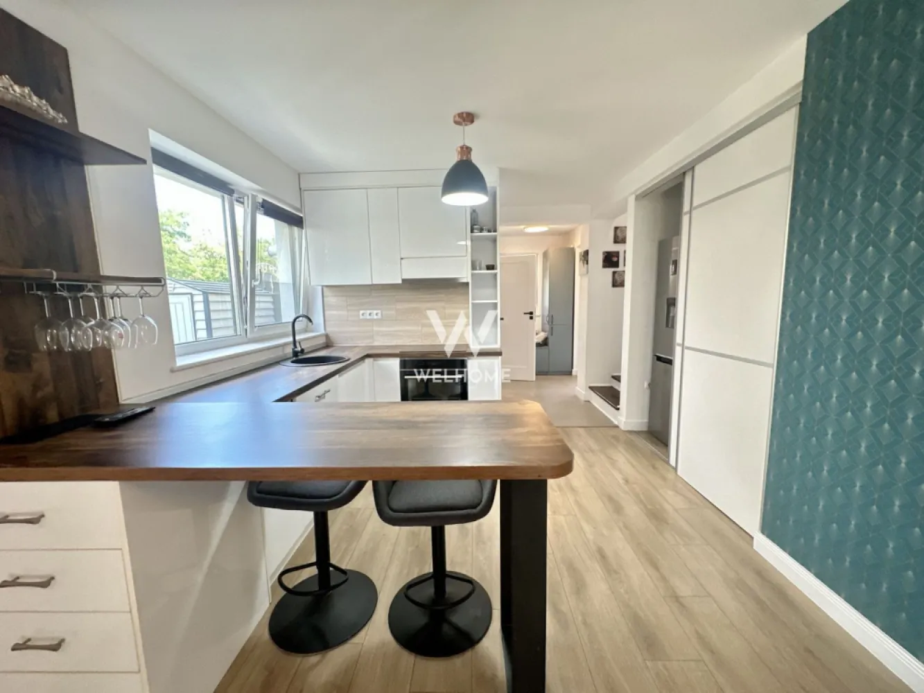 Casa la cheie, curte individuala, jaluzele electrice, aer conditionat - Casă SMART la cheie în Șelimbăr – complet mobilată și utilată

Vă propunem o casă modernă, situată într-o zonă liniștită din Șelimbăr, ideală pentru cei care își doresc să se mute imediat, fără investiții suplimentare.

Detalii proprietate:
Suprafață utilă: 89 mp
Teren: 196 mp
Terasă acoperită
Pod iluminat pentru depozitare
3 locuri de parcare amenajate
Compartimentare:
Living cu bucătărie open-space
2 dormitoare
2 băi cu geam
Cămară
Spații de depozitare
Avantaje:

✔ Se predă complet mobilată și utilată
✔ Mobilier realizat la comandă din MDF
✔ Finisaje premium
✔ Sistem SMART pentru controlul locuinței din telefon
✔ Aer condiționat în fiecare cameră
✔ Jaluzele electrice
✔ Termostate inteligente individuale
✔ Șemineu pe bioetanol
✔ Sistem de supraveghere video
✔ Costuri reduse de întreținere

Locuința este pregătită pentru mutare imediată și reprezintă alegerea ideală pentru o familie care caută confort, tehnologie și finisaje de calitate într-o zonă apreciată din Șelimbăr.