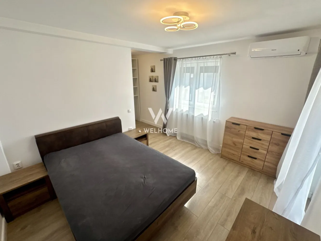 Casa la cheie, curte individuala, jaluzele electrice, aer conditionat - Casă SMART la cheie în Șelimbăr – complet mobilată și utilată

Vă propunem o casă modernă, situată într-o zonă liniștită din Șelimbăr, ideală pentru cei care își doresc să se mute imediat, fără investiții suplimentare.

Detalii proprietate:
Suprafață utilă: 89 mp
Teren: 196 mp
Terasă acoperită
Pod iluminat pentru depozitare
3 locuri de parcare amenajate
Compartimentare:
Living cu bucătărie open-space
2 dormitoare
2 băi cu geam
Cămară
Spații de depozitare
Avantaje:

✔ Se predă complet mobilată și utilată
✔ Mobilier realizat la comandă din MDF
✔ Finisaje premium
✔ Sistem SMART pentru controlul locuinței din telefon
✔ Aer condiționat în fiecare cameră
✔ Jaluzele electrice
✔ Termostate inteligente individuale
✔ Șemineu pe bioetanol
✔ Sistem de supraveghere video
✔ Costuri reduse de întreținere

Locuința este pregătită pentru mutare imediată și reprezintă alegerea ideală pentru o familie care caută confort, tehnologie și finisaje de calitate într-o zonă apreciată din Șelimbăr.