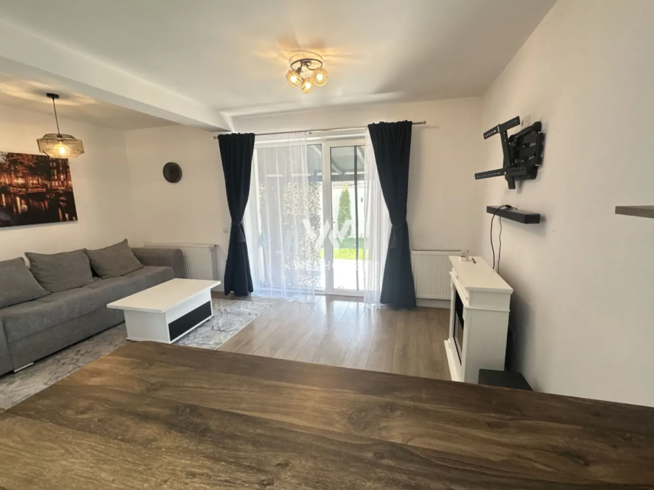 Casa la cheie, curte individuala, jaluzele electrice, aer conditionat - Casă SMART la cheie în Șelimbăr – complet mobilată și utilată

Vă propunem o casă modernă, situată într-o zonă liniștită din Șelimbăr, ideală pentru cei care își doresc să se mute imediat, fără investiții suplimentare.

Detalii proprietate:
Suprafață utilă: 89 mp
Teren: 196 mp
Terasă acoperită
Pod iluminat pentru depozitare
3 locuri de parcare amenajate
Compartimentare:
Living cu bucătărie open-space
2 dormitoare
2 băi cu geam
Cămară
Spații de depozitare
Avantaje:

✔ Se predă complet mobilată și utilată
✔ Mobilier realizat la comandă din MDF
✔ Finisaje premium
✔ Sistem SMART pentru controlul locuinței din telefon
✔ Aer condiționat în fiecare cameră
✔ Jaluzele electrice
✔ Termostate inteligente individuale
✔ Șemineu pe bioetanol
✔ Sistem de supraveghere video
✔ Costuri reduse de întreținere

Locuința este pregătită pentru mutare imediată și reprezintă alegerea ideală pentru o familie care caută confort, tehnologie și finisaje de calitate într-o zonă apreciată din Șelimbăr.