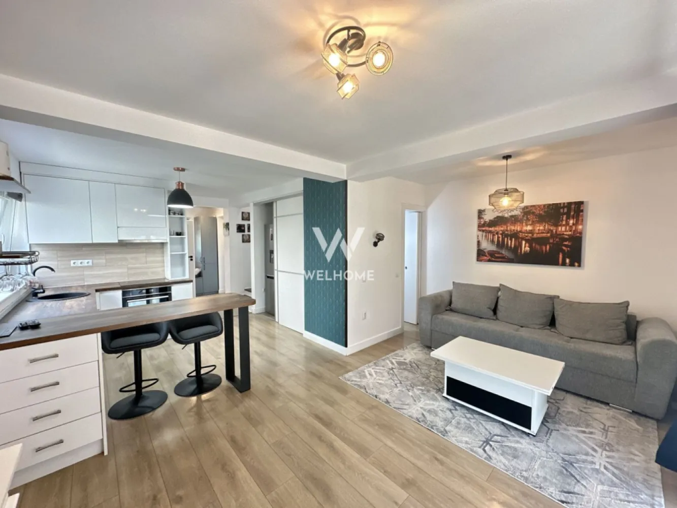 Casa la cheie, curte individuala, jaluzele electrice, aer conditionat - Casă SMART la cheie în Șelimbăr – complet mobilată și utilată

Vă propunem o casă modernă, situată într-o zonă liniștită din Șelimbăr, ideală pentru cei care își doresc să se mute imediat, fără investiții suplimentare.

Detalii proprietate:
Suprafață utilă: 89 mp
Teren: 196 mp
Terasă acoperită
Pod iluminat pentru depozitare
3 locuri de parcare amenajate
Compartimentare:
Living cu bucătărie open-space
2 dormitoare
2 băi cu geam
Cămară
Spații de depozitare
Avantaje:

✔ Se predă complet mobilată și utilată
✔ Mobilier realizat la comandă din MDF
✔ Finisaje premium
✔ Sistem SMART pentru controlul locuinței din telefon
✔ Aer condiționat în fiecare cameră
✔ Jaluzele electrice
✔ Termostate inteligente individuale
✔ Șemineu pe bioetanol
✔ Sistem de supraveghere video
✔ Costuri reduse de întreținere

Locuința este pregătită pentru mutare imediată și reprezintă alegerea ideală pentru o familie care caută confort, tehnologie și finisaje de calitate într-o zonă apreciată din Șelimbăr.