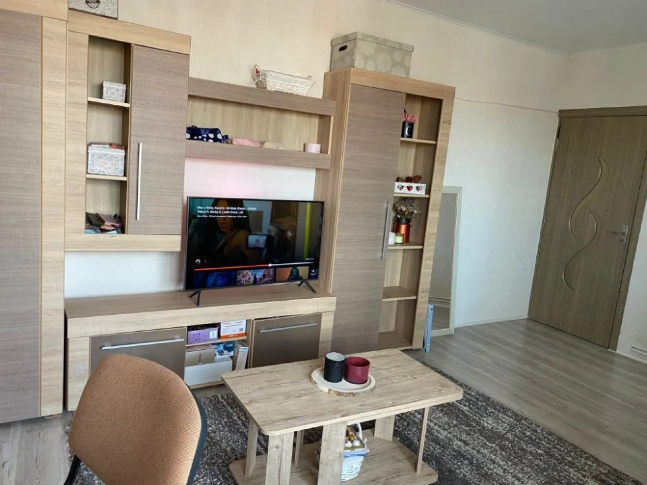 7 noiembrie - 2 camere, renovat, aproape de UMFST – Zero investiții - Mentionati ID-ul proprietatii cand apelati: CP3207999
Contact ⓪⑦②⑥ ②②③ ⑧⑧⑥ Sebastian

Zap Imobiliare vă propune spre vânzare un apartament cu 2 camere deosebit de îngrijit, situat în Târgu Mureș, în zona 7 Noiembrie. Proprietatea se află la etajul 2 al unui imobil cu 4 niveluri, reprezentând o oportunitate excelentă atât pentru locuit, cât și pentru investiție în vederea închirierii, fiind poziționată în imediata apropiere a facultăților (UMFST), școlilor și pieței de zi.

Apartamentul este complet decomandat, generos și extrem de luminos. Locuința a fost renovată recent, se prezintă într-o stare impecabilă de curățenie și se vinde complet mobilată și utilată, viitorul proprietar având nevoie de zero investiții suplimentare.

Compartimentare și detalii tehnice:
-- Număr camere: 2 camere spațioase 
-- Suprafață utilă: 56 mp
-- Regim de înălțime: Etajul 2 (etaj intermediar ideal)
-- An construcție: Intervalul 1990 – 2000
-- Stare imobil: Renovat, foarte curat, mobilat și utilat complet

Avantaje locație și proximități:
-- Centru universitar: Poziționare strategică la câteva minute de facultăți, ideal pentru studenți
-- Facilități zilnice: Acces rapid și facil la magazine, școli, grădinițe și piață
-- Transport: Conexiuni excelente cu liniile de transport în comun

Opțiuni financiare:
-- Preț vânzare: 119.000 Euro FIX

Detalii comision:
-- La achiziție (cumpărare): Comisionul pentru cumpărător este ZERO%.

Acest anunț nu corespunde cerințelor tale? Sună la numărul afișat în anunț și unul dintre agenții noștri te va ajuda cu alte oferte personalizate în funcție de cerințele tale.

Contact ⓪⑦②⑥ ②②③ ⑧⑧⑥ Sebastian
