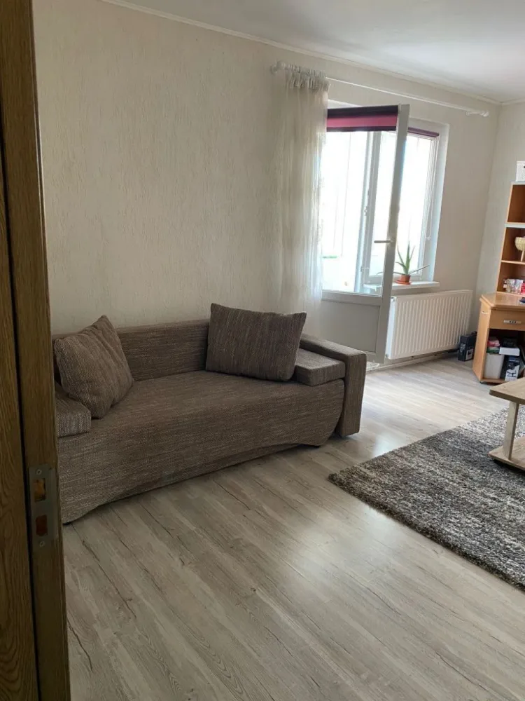 7 noiembrie - 2 camere, renovat, aproape de UMFST – Zero investiții - Mentionati ID-ul proprietatii cand apelati: CP3207999
Contact ⓪⑦②⑥ ②②③ ⑧⑧⑥ Sebastian

Zap Imobiliare vă propune spre vânzare un apartament cu 2 camere deosebit de îngrijit, situat în Târgu Mureș, în zona 7 Noiembrie. Proprietatea se află la etajul 2 al unui imobil cu 4 niveluri, reprezentând o oportunitate excelentă atât pentru locuit, cât și pentru investiție în vederea închirierii, fiind poziționată în imediata apropiere a facultăților (UMFST), școlilor și pieței de zi.

Apartamentul este complet decomandat, generos și extrem de luminos. Locuința a fost renovată recent, se prezintă într-o stare impecabilă de curățenie și se vinde complet mobilată și utilată, viitorul proprietar având nevoie de zero investiții suplimentare.

Compartimentare și detalii tehnice:
-- Număr camere: 2 camere spațioase 
-- Suprafață utilă: 56 mp
-- Regim de înălțime: Etajul 2 (etaj intermediar ideal)
-- An construcție: Intervalul 1990 – 2000
-- Stare imobil: Renovat, foarte curat, mobilat și utilat complet

Avantaje locație și proximități:
-- Centru universitar: Poziționare strategică la câteva minute de facultăți, ideal pentru studenți
-- Facilități zilnice: Acces rapid și facil la magazine, școli, grădinițe și piață
-- Transport: Conexiuni excelente cu liniile de transport în comun

Opțiuni financiare:
-- Preț vânzare: 119.000 Euro FIX

Detalii comision:
-- La achiziție (cumpărare): Comisionul pentru cumpărător este ZERO%.

Acest anunț nu corespunde cerințelor tale? Sună la numărul afișat în anunț și unul dintre agenții noștri te va ajuda cu alte oferte personalizate în funcție de cerințele tale.

Contact ⓪⑦②⑥ ②②③ ⑧⑧⑥ Sebastian