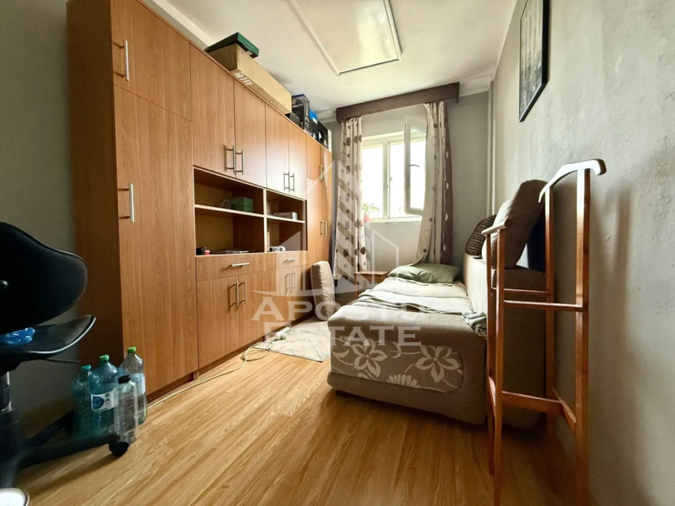 Apartament cu 2 camere, etajul 3, zona Steaua - APOSTU ESTATE va propune spre vanzare un apartament cu 2 camere, mobilat si utilat, situat in zona Steaua.
Apartamentul este situat la etajul 3 din 4 si are o suprafata de 24 mp.
Compartimentare:
- Hol de acces
- Living
- Dormitor 
- Baie cu dus
Bucataria se poate amenaja in stil chicineta pe hol sau intr-una dintre camere.
Confortul termic este realizat prin intermediul panourilor electrice.
Zona foarte linistita cu numeroase facilitati si puncte de interes precum: acces rapid si usor la mijloacele de transport in comun, mall-ul Shopping City la cateva minute distanta, magazin Profi si supermarket-uri in apropiere, farmacii, institutii de invatamant, restaurante, baruri, cafenele si multe altele.
Acceptam orice fel de credit bancar. Oferim consultanta si solutii financiare prin colaboratorii nostri.
Va asteptam cu drag la o vizionare chiar si astazi!
ID intern: CP2286744.