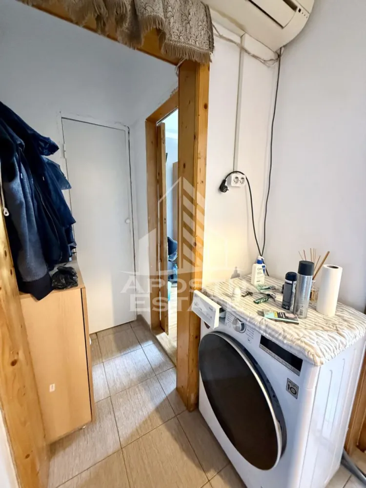 Apartament cu 2 camere, etajul 3, zona Steaua - APOSTU ESTATE va propune spre vanzare un apartament cu 2 camere, mobilat si utilat, situat in zona Steaua.
Apartamentul este situat la etajul 3 din 4 si are o suprafata de 24 mp.
Compartimentare:
- Hol de acces
- Living
- Dormitor 
- Baie cu dus
Bucataria se poate amenaja in stil chicineta pe hol sau intr-una dintre camere.
Confortul termic este realizat prin intermediul panourilor electrice.
Zona foarte linistita cu numeroase facilitati si puncte de interes precum: acces rapid si usor la mijloacele de transport in comun, mall-ul Shopping City la cateva minute distanta, magazin Profi si supermarket-uri in apropiere, farmacii, institutii de invatamant, restaurante, baruri, cafenele si multe altele.
Acceptam orice fel de credit bancar. Oferim consultanta si solutii financiare prin colaboratorii nostri.
Va asteptam cu drag la o vizionare chiar si astazi!
ID intern: CP2286744.