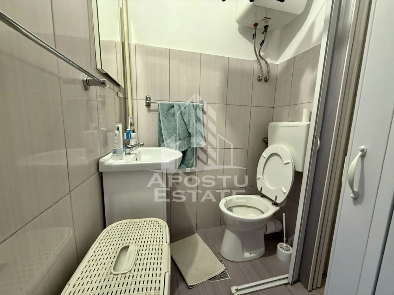 Apartament cu 2 camere, etajul 3, zona Steaua - APOSTU ESTATE va propune spre vanzare un apartament cu 2 camere, mobilat si utilat, situat in zona Steaua.
Apartamentul este situat la etajul 3 din 4 si are o suprafata de 24 mp.
Compartimentare:
- Hol de acces
- Living
- Dormitor 
- Baie cu dus
Bucataria se poate amenaja in stil chicineta pe hol sau intr-una dintre camere.
Confortul termic este realizat prin intermediul panourilor electrice.
Zona foarte linistita cu numeroase facilitati si puncte de interes precum: acces rapid si usor la mijloacele de transport in comun, mall-ul Shopping City la cateva minute distanta, magazin Profi si supermarket-uri in apropiere, farmacii, institutii de invatamant, restaurante, baruri, cafenele si multe altele.
Acceptam orice fel de credit bancar. Oferim consultanta si solutii financiare prin colaboratorii nostri.
Va asteptam cu drag la o vizionare chiar si astazi!
ID intern: CP2286744.