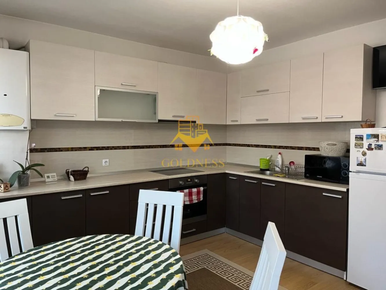 1 camera, Buna ziua, Lidl, Grand Hotel Italia, Fagului, Home Garden - GOLDNESS Imobiliare vă propune spre închiriere un apartament cu 1 camere complet mobilat și utilat, la etajul 2 într-un imobil de 4 etaje, în Cartierul Buna ziua.
Dispune de loc de parcare!
Se află în apropierea stațiilor de transport în comun, magazine, restaurante, spații verzi, farmacii, etc. 

Apartamentul este compartimentat astfel:
 - dormitor cu pat matrimonial, dressing, noptiere
 - bucătărie cu canapea extensibilă, complet utilată și mobilată, loc de servit masa 
 - baie cu cada, calorifer port prosop și dulap pentru depozitare.
 - balcon 4mp.

Imobilul este dotat cu toate cele necesare- centrală proprie, frigider, aragaz, hotă, mașină de spălat haine, etc. 

Dacă sunteți interesați de acest apartament și doriți să îl vizionați, dar și pentru alte oferte nu ezitați să ne contactați telefonic sau prin e-mail. Vă stăm la dispoziție!
Pentru intermediere se percepe un comision de 50% din prețul chiriei!