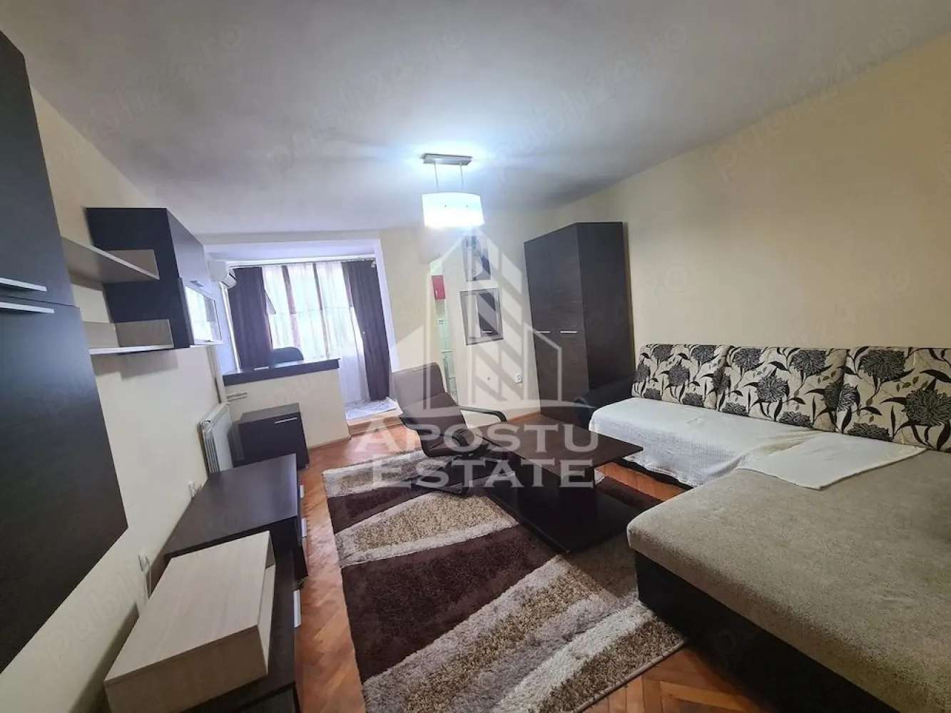 Apartament cu 1 camera de inchiriat, zona Take Ionescu, Timisoara - Agentia imobiliara APOSTU ESTATE va propune spre inchiriere un apartament cu 1 camera spatios si luminos, situat in zona Take Ionescu, intr-o zona linistita si bine pozitionata din Timisoara, potrivit pentru cupluri, familii sau studenti care isi doresc o locuinta unde sa se simta confortabil si cu acces facil catre scoli, facultati, statii de autobuz si magazine.

Suprafata utila: 35 mp
Compartimentare eficienta:
- Hol de acces
- Bucatarie inchisa, complet mobilata si utilata, cu loc de luat masa
- Baie prevazuta cu cabina de dus si ventilatie artificiala

Confort si facilitati:
- Incalzire apartament: termoficare
- Se va monta centrala proprie
- Aer conditionat
- Apartamentul este complet mobilat si utilat de catre proprietar

Localizare: zona Take Ionescu, in apropiere de scoala generala nr. 16, Facultatea de medicina, Iulius mall, mijloace de transport in comun.

Ideal pentru:
- Cupluri
- Persoane singure
- Studenti

Pret chirie: 350€
Programeaza o vizionare pentru a-ti putea imagina viitorul aici!
ID intern: CP3111953