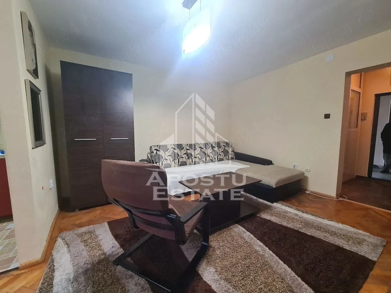 Apartament cu 1 camera de inchiriat, zona Take Ionescu, Timisoara - Agentia imobiliara APOSTU ESTATE va propune spre inchiriere un apartament cu 1 camera spatios si luminos, situat in zona Take Ionescu, intr-o zona linistita si bine pozitionata din Timisoara, potrivit pentru cupluri, familii sau studenti care isi doresc o locuinta unde sa se simta confortabil si cu acces facil catre scoli, facultati, statii de autobuz si magazine.

Suprafata utila: 35 mp
Compartimentare eficienta:
- Hol de acces
- Bucatarie inchisa, complet mobilata si utilata, cu loc de luat masa
- Baie prevazuta cu cabina de dus si ventilatie artificiala

Confort si facilitati:
- Incalzire apartament: termoficare
- Se va monta centrala proprie
- Aer conditionat
- Apartamentul este complet mobilat si utilat de catre proprietar

Localizare: zona Take Ionescu, in apropiere de scoala generala nr. 16, Facultatea de medicina, Iulius mall, mijloace de transport in comun.

Ideal pentru:
- Cupluri
- Persoane singure
- Studenti

Pret chirie: 350€
Programeaza o vizionare pentru a-ti putea imagina viitorul aici!
ID intern: CP3111953