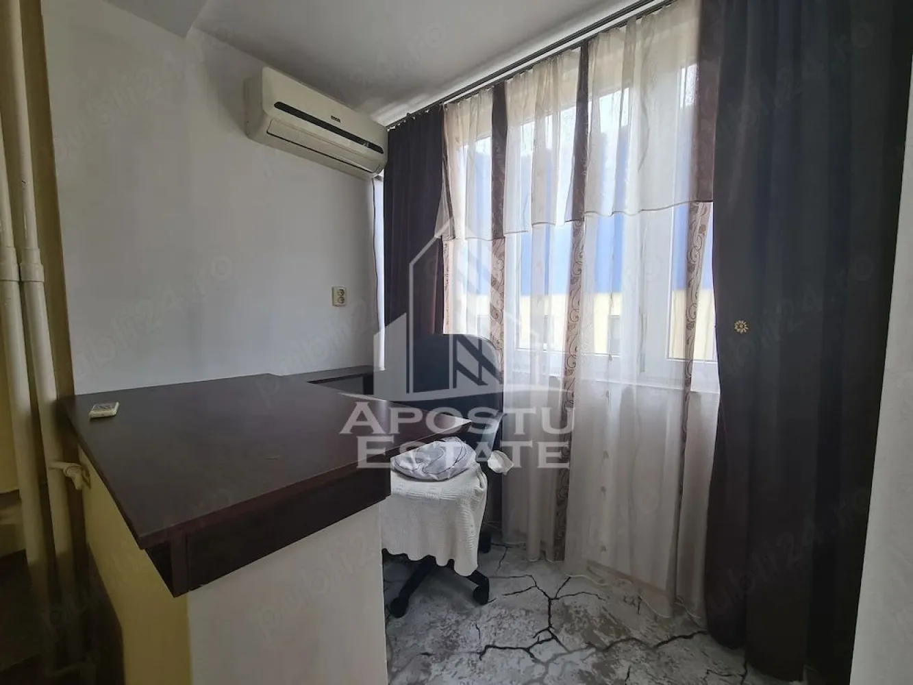 Apartament cu 1 camera de inchiriat, zona Take Ionescu, Timisoara - Agentia imobiliara APOSTU ESTATE va propune spre inchiriere un apartament cu 1 camera spatios si luminos, situat in zona Take Ionescu, intr-o zona linistita si bine pozitionata din Timisoara, potrivit pentru cupluri, familii sau studenti care isi doresc o locuinta unde sa se simta confortabil si cu acces facil catre scoli, facultati, statii de autobuz si magazine.

Suprafata utila: 35 mp
Compartimentare eficienta:
- Hol de acces
- Bucatarie inchisa, complet mobilata si utilata, cu loc de luat masa
- Baie prevazuta cu cabina de dus si ventilatie artificiala

Confort si facilitati:
- Incalzire apartament: termoficare
- Se va monta centrala proprie
- Aer conditionat
- Apartamentul este complet mobilat si utilat de catre proprietar

Localizare: zona Take Ionescu, in apropiere de scoala generala nr. 16, Facultatea de medicina, Iulius mall, mijloace de transport in comun.

Ideal pentru:
- Cupluri
- Persoane singure
- Studenti

Pret chirie: 350€
Programeaza o vizionare pentru a-ti putea imagina viitorul aici!
ID intern: CP3111953