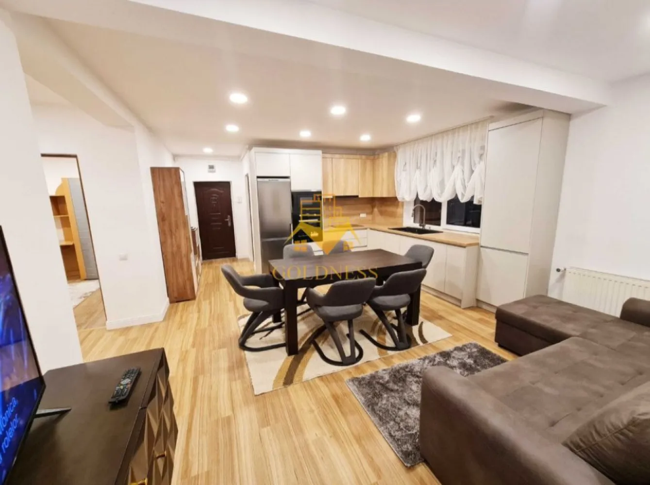 4 camere, modern, bloc nou, garaj, Europa, Mircea Eliade,Obsevatorului - GOLDNESS Imobiliare vă propune spre închiriere un apartament cu 4 camere complet mobilat și utilat, la etajul 3 într-un imobil de 3 etaje+ mansarda, în cartierul Zorilor. Apartamentul este compartimentat astfel: -3 dormitoare foarte spatioase,cu paturi matrimoniale, dressing, noptiere - living cu bucatarie open-space complet utilată, canapea extensibla, loc de servit masa, Tv LED -2 bai, ambele cu cabina de dus, calorifer port prosop inox și dulap pentru depozitare, iar una este și o vana. - balcon de 5 mp. Imobilul este dotat cu toate cele necesare- centrală proprie, mașină de spălat haine, masina de spalat vase, cuptor pe curent, cuptor cu microunde, chiuveta granit, frigider, plită pe inductie, hotă, TV LED in fiecare camera , etc. Se află în apropierea stațiilor de transport în comun, magazine, restaurante, spații verzi, farmacii, etc. Dispune de loc de parcare in garaj! Dacă sunteți interesați de acest apartament și doriți să îl vizionați, dar și pentru alte oferte sau detalii nu ezitați să ne contactați telefonic sau prin e-mail - goldnessimobiliare@gmail.com. Vă stăm la dispoziție! }}