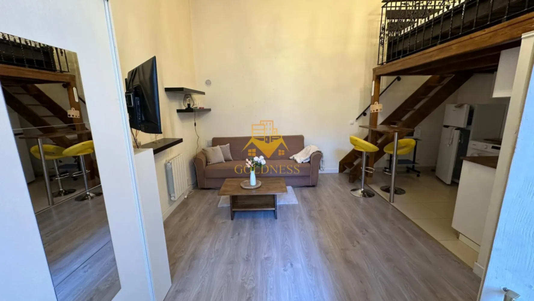 o camere, Ultracentral str. Universitatii Zona Piata Unirii, Eroilor - GOLDNESS Imobiliare vă propune spre închiriere un apartament cu o camere complet mobilat și utilat, la etajul 2 într-un imobil de 6 etaje, în Zona Ultracentrala pe Str. Universitatii colt cu Eroilor.

Se află în apropierea stațiilor de transport în comun, magazine, restaurante, spații verzi, farmacii, etc. 

La parter:

Living generos cu bucătărie open space, complet utilată și mobilată
Canapea extensibilă (loc suplimentar de cazare)
Loc de servit masa
Baie cu cabină de duș, calorifer port-prosop și dulap de depozitare
Terasă de 7 mp – perfectă pentru cafeaua de dimineață sau o seară liniștită

La etaj (acces pe scară interioară):

Dormitor cu pat matrimonial
Dressing generos pentru organizarea completă a garderobei

Un spațiu compact dar bine gândit, în care fiecare zonă are un rol clar definit. Ideal pentru cei care caută intimitate la etaj și spațiu de socializare la parter.
Imobilul este dotat cu toate cele necesare- centrală proprie, frigider, aragaz, hotă, mașină de spălat haine, etc. 

Dacă sunteți interesați de acest apartament și doriți să îl vizionați, dar și pentru alte oferte nu ezitați să ne contactați telefonic sau prin e-mail. Vă stăm la dispoziție!

Pentru intermediere se percepe un comision de 50% din prețul chiriei!