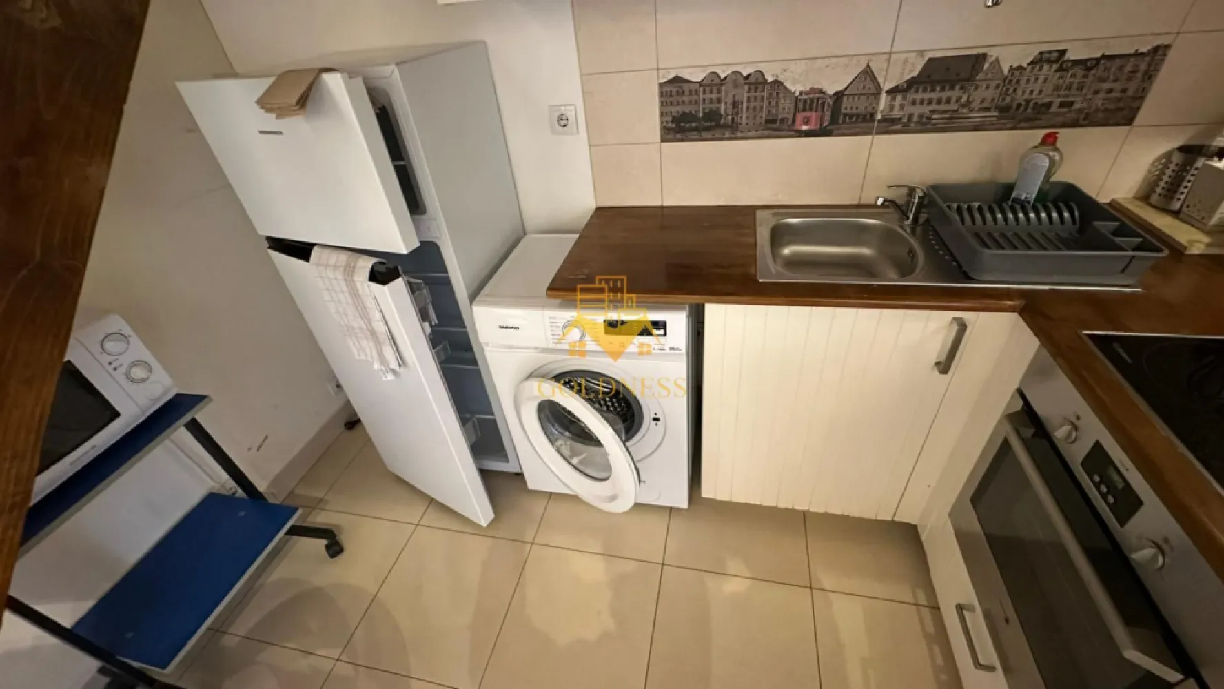 o camere, Ultracentral str. Universitatii Zona Piata Unirii, Eroilor - GOLDNESS Imobiliare vă propune spre închiriere un apartament cu o camere complet mobilat și utilat, la etajul 2 într-un imobil de 6 etaje, în Zona Ultracentrala pe Str. Universitatii colt cu Eroilor.

Se află în apropierea stațiilor de transport în comun, magazine, restaurante, spații verzi, farmacii, etc. 

La parter:

Living generos cu bucătărie open space, complet utilată și mobilată
Canapea extensibilă (loc suplimentar de cazare)
Loc de servit masa
Baie cu cabină de duș, calorifer port-prosop și dulap de depozitare
Terasă de 7 mp – perfectă pentru cafeaua de dimineață sau o seară liniștită

La etaj (acces pe scară interioară):

Dormitor cu pat matrimonial
Dressing generos pentru organizarea completă a garderobei

Un spațiu compact dar bine gândit, în care fiecare zonă are un rol clar definit. Ideal pentru cei care caută intimitate la etaj și spațiu de socializare la parter.
Imobilul este dotat cu toate cele necesare- centrală proprie, frigider, aragaz, hotă, mașină de spălat haine, etc. 

Dacă sunteți interesați de acest apartament și doriți să îl vizionați, dar și pentru alte oferte nu ezitați să ne contactați telefonic sau prin e-mail. Vă stăm la dispoziție!

Pentru intermediere se percepe un comision de 50% din prețul chiriei!