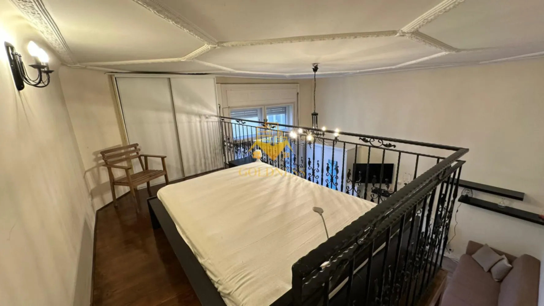 o camere, Ultracentral str. Universitatii Zona Piata Unirii, Eroilor - GOLDNESS Imobiliare vă propune spre închiriere un apartament cu o camere complet mobilat și utilat, la etajul 2 într-un imobil de 6 etaje, în Zona Ultracentrala pe Str. Universitatii colt cu Eroilor.

Se află în apropierea stațiilor de transport în comun, magazine, restaurante, spații verzi, farmacii, etc. 

La parter:

Living generos cu bucătărie open space, complet utilată și mobilată
Canapea extensibilă (loc suplimentar de cazare)
Loc de servit masa
Baie cu cabină de duș, calorifer port-prosop și dulap de depozitare
Terasă de 7 mp – perfectă pentru cafeaua de dimineață sau o seară liniștită

La etaj (acces pe scară interioară):

Dormitor cu pat matrimonial
Dressing generos pentru organizarea completă a garderobei

Un spațiu compact dar bine gândit, în care fiecare zonă are un rol clar definit. Ideal pentru cei care caută intimitate la etaj și spațiu de socializare la parter.
Imobilul este dotat cu toate cele necesare- centrală proprie, frigider, aragaz, hotă, mașină de spălat haine, etc. 

Dacă sunteți interesați de acest apartament și doriți să îl vizionați, dar și pentru alte oferte nu ezitați să ne contactați telefonic sau prin e-mail. Vă stăm la dispoziție!

Pentru intermediere se percepe un comision de 50% din prețul chiriei!