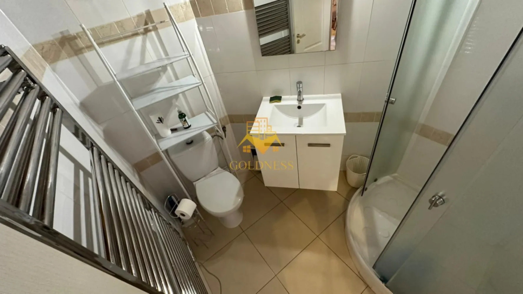 o camere, Ultracentral str. Universitatii Zona Piata Unirii, Eroilor - GOLDNESS Imobiliare vă propune spre închiriere un apartament cu o camere complet mobilat și utilat, la etajul 2 într-un imobil de 6 etaje, în Zona Ultracentrala pe Str. Universitatii colt cu Eroilor.

Se află în apropierea stațiilor de transport în comun, magazine, restaurante, spații verzi, farmacii, etc. 

La parter:

Living generos cu bucătărie open space, complet utilată și mobilată
Canapea extensibilă (loc suplimentar de cazare)
Loc de servit masa
Baie cu cabină de duș, calorifer port-prosop și dulap de depozitare
Terasă de 7 mp – perfectă pentru cafeaua de dimineață sau o seară liniștită

La etaj (acces pe scară interioară):

Dormitor cu pat matrimonial
Dressing generos pentru organizarea completă a garderobei

Un spațiu compact dar bine gândit, în care fiecare zonă are un rol clar definit. Ideal pentru cei care caută intimitate la etaj și spațiu de socializare la parter.
Imobilul este dotat cu toate cele necesare- centrală proprie, frigider, aragaz, hotă, mașină de spălat haine, etc. 

Dacă sunteți interesați de acest apartament și doriți să îl vizionați, dar și pentru alte oferte nu ezitați să ne contactați telefonic sau prin e-mail. Vă stăm la dispoziție!

Pentru intermediere se percepe un comision de 50% din prețul chiriei!