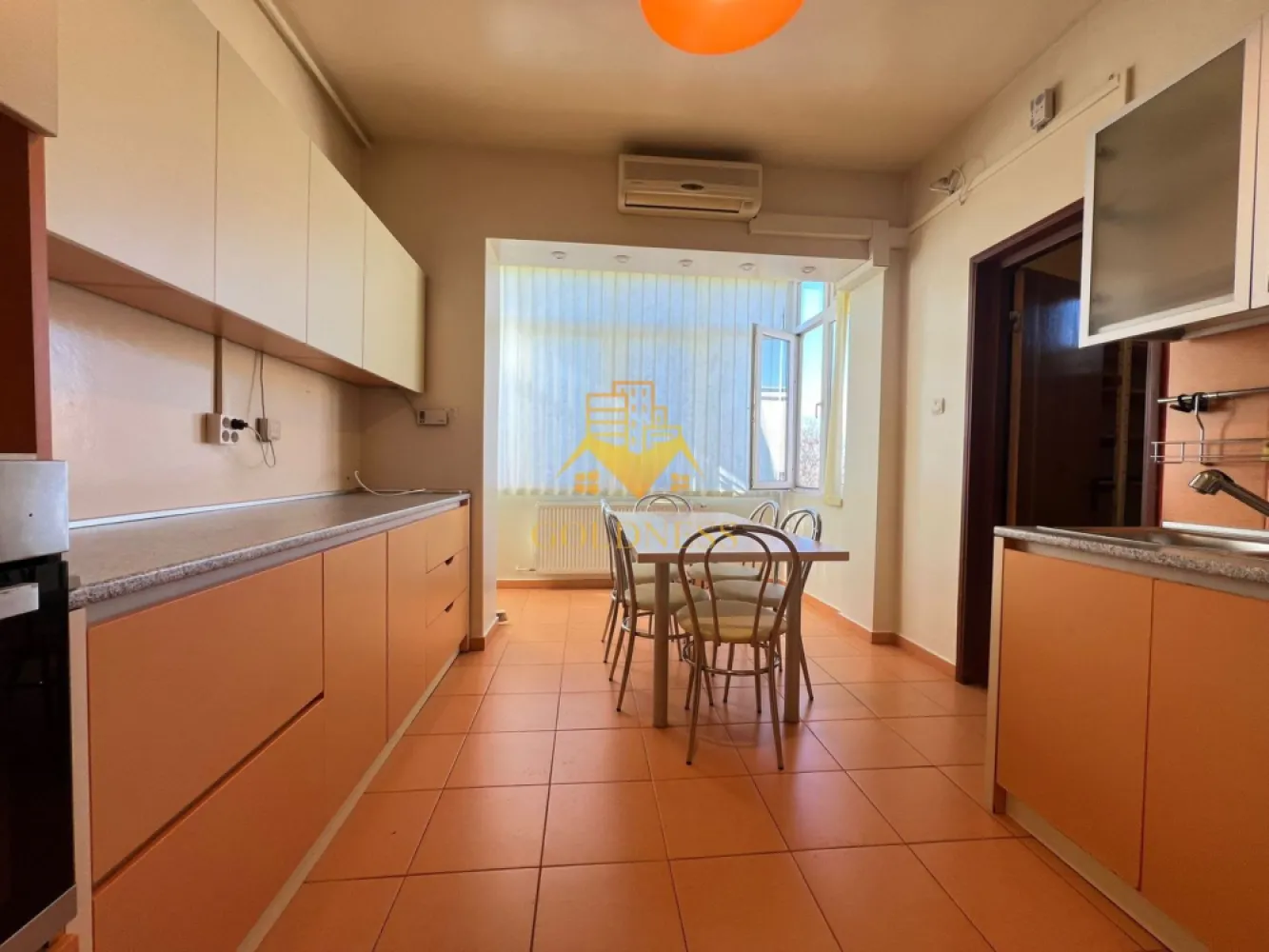 3 camere decomandate, Garaj, Hasdeu, Piezisa, UMF, USAMV, Clinicilor - GOLDNESS Imobiliare vă propune spre închiriere un apartament cu 3 camere decomandate complet mobilat și utilat, la etajul 3 într-un imobil de 3 etaje, în Zona Semicentrala - Hasdeu, Piezisa. Dispune de garaj, contra cost! Se află în apropierea stațiilor de transport în comun, magazine, restaurante, spații verzi, farmacii, etc. Apartamentul este compartimentat astfel: - dormitor cu pat matrimonial, dressing, noptiere -dormitor cu o canapea extensiila, dulap, birou -dormitor(living) canapea extensibila, masa, dulap, aer conditionat - bucatarie complet utilată și mobilată, loc de servit masa, aer conditionat, masina de spalat vase - debara - baie de serviciu cu cabina de dus, calorifer port prosop și dulap pentru depozitare. - baie cu cada, calorifer port prosop și dulap pentru depozitar - terasa de 8 mp. Imobilul este dotat cu toate cele necesare- centrală proprie, frigider, aragaz, hotă, mașină de spălat haine, masina de spalat vase, 2 aparate de aer conditionat, etc. Dacă sunteți interesați de acest apartament și doriți să îl vizionați, dar și pentru alte oferte nu ezitați să ne contactați telefonic sau prin e-mail. Vă stăm la dispoziție! Pentru intermediere se percepe un comision de 50% din prețul chiriei!