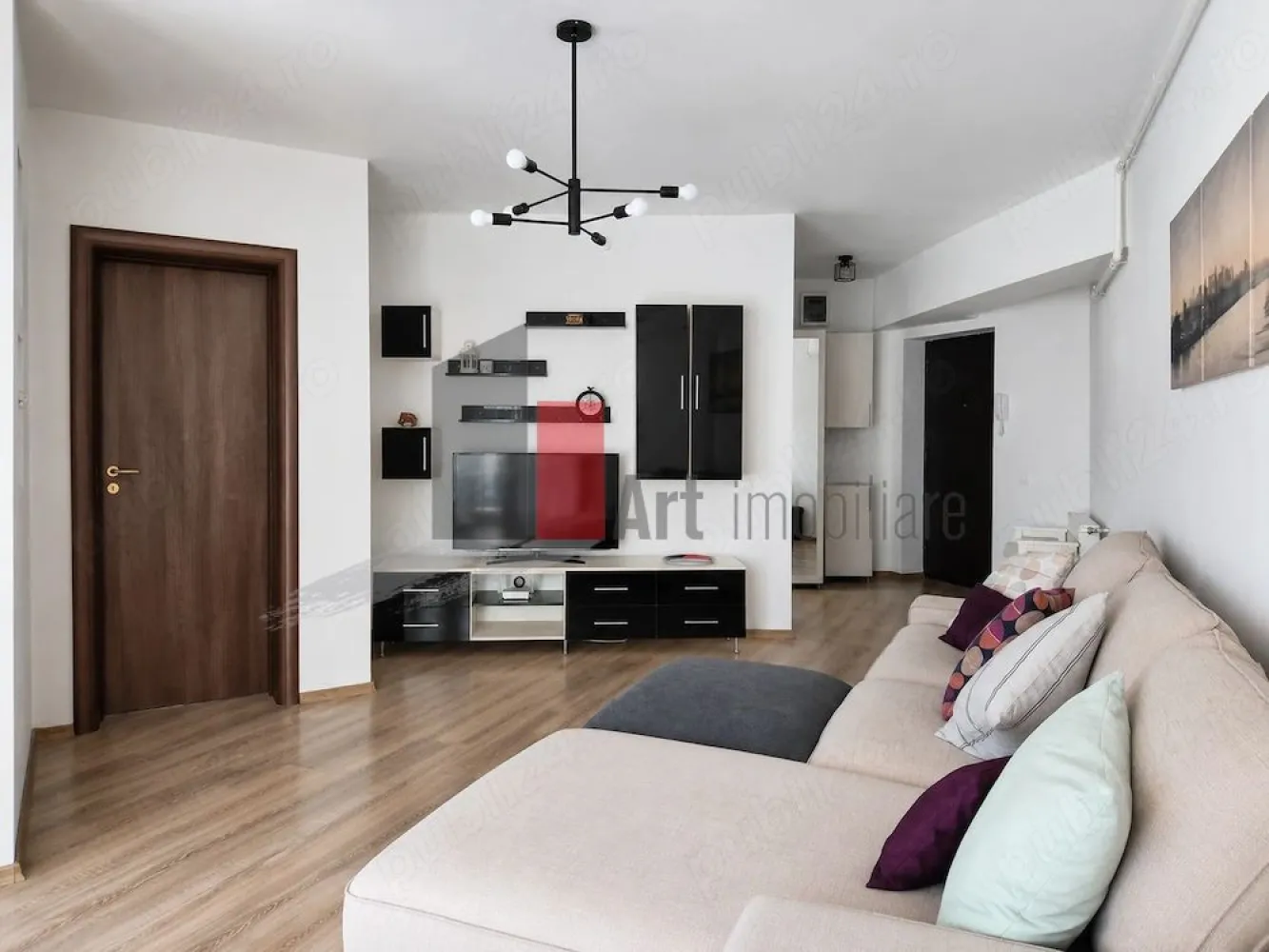 Apartament 2 camere de inchiriat | Plaza Mall Lujerului - Apartament cu 2 camere, 58 mp, cu vedere si acces direct la Parcul Liniei, disponibil pentru inchiriere in zona Plaza Mall Lujerului.

Situat la etajul 1 din 11, intr-un bloc nou cu paza 24 7, apartamentul este complet mobilat si utilat, pregatit pentru mutare imediata.

Dotari:

* 58 mp
* Vedere si acces direct la Parcul Liniei
* Canapea cu sezlong si extensie
* Pat matrimonial
* Multiple spatii de depozitare
* Birou
* Bucatarie complet utilata: centrala termica proprie, plita pe gaz, cuptor electric incorporabil, cuptor cu microunde incorporat, hota, frigider, aparat Nespresso, vase, ustensile si alte accesorii
* Aer conditionat
* 2 Smart TV-uri
* Masina de spalat rufe cu uscator
* Aspirator

Localizare excelenta:

* Acces direct in Parcul Liniei
* Mega Image la parterul blocului
* La 5 minute de mers pe jos pana la Metrou Lujerului (M3)
* 5 minute de Tramvaiul 41 si multiple linii de tramvai, autobuz si troleibuz
* 5 minute de Plaza Mall, Carrefour, Leroy Merlin si Lidl
* 15 minute de mers pe jos pana la Parcul Drumul Taberei, AFI Cotroceni si Universitatea Politehnica
* Acces rapid catre Grozavesti, Gara de Nord, Piata Universitatii si Piata Victoriei

Pret: 690 luna

* 1 luna chirie in avans
* 1 luna garantie