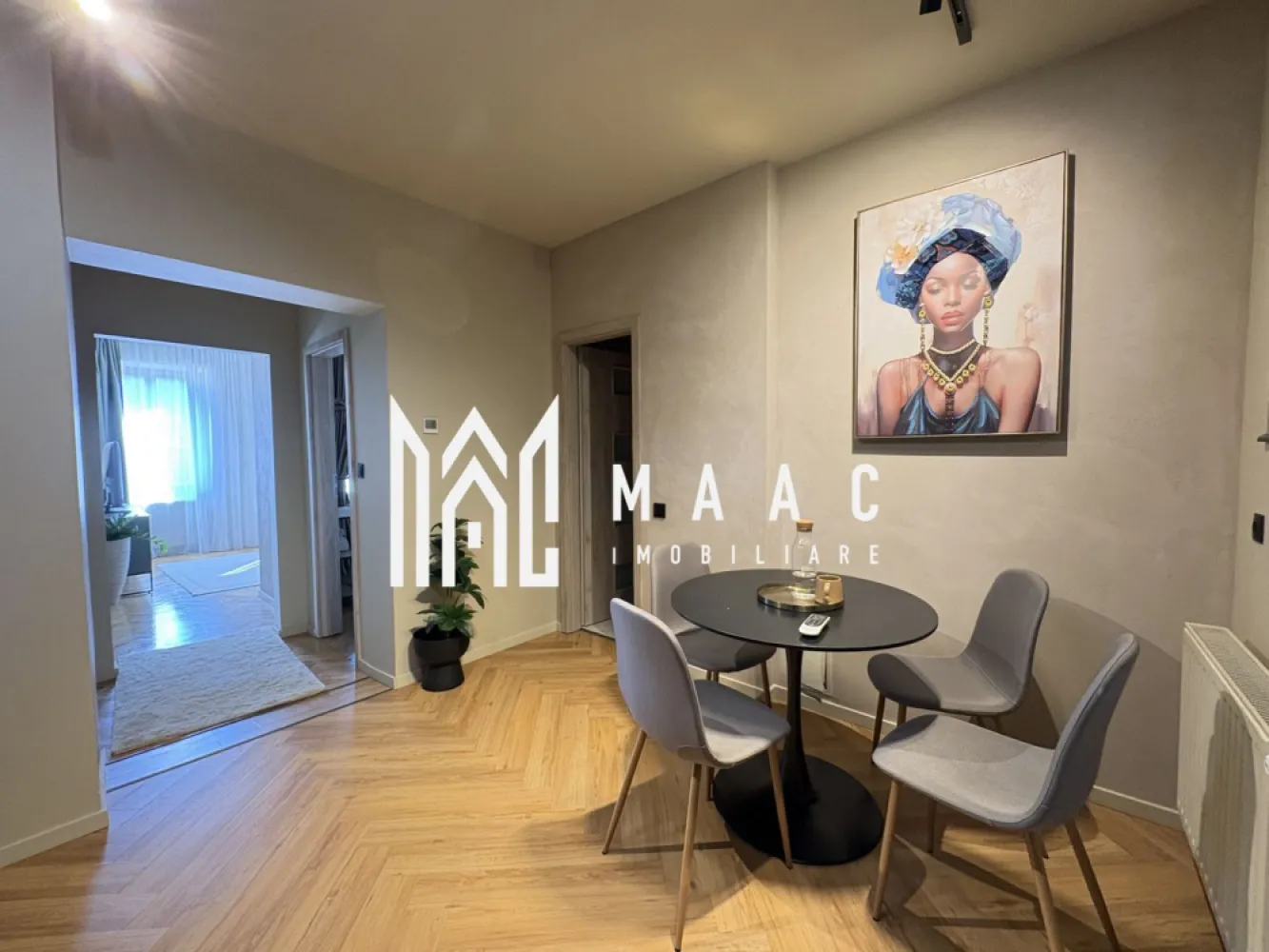 APARTAMENT DE LUX I 2 CAMERE I MOBILAT I ULTRACENTRAL - MAAC Imobiliare vă propune spre vânzare un apartament situat în centrul istoric al Sibiului, pe Strada Tipografilor, într-una dintre cele mai apreciate și căutate zone ale orașului. Poziționarea ultracentrală oferă acces rapid către principalele atracții turistice din Sibiu, restaurante, cafenele și zonele vibrante ale centrului, fiind o locație preferată atât de turiști, cât și de persoanele care își doresc să locuiască aproape de tot ceea ce oferă orașul. Apartamentul dispune de o compartimentare practică și funcțională, oferind un spațiu confortabil și elegant, amenajat cu bun gust, finisaje de calitate și mobilier modern. Proprietatea se vinde mobilată și utilată complet, fiind pregătită pentru utilizare imediată, fără investiții suplimentare. Compartimentare: -2 camere -bucătărie -baie Locuința este amenajată într-un stil modern și oferă un ambient plăcut, potrivit atât pentru locuit permanent, cât și pentru utilizare în scop investițional. În prezent apartamentul funcționează în regim hotelier, ceea ce îl transformă într-o oportunitate foarte bună pentru cei care caută o proprietate cu potențial de venit imediat într-o zonă cu cerere turistică constantă. Zona centrală reprezintă unul dintre cele mai importante avantaje ale acestei proprietăți, oferind proximitate față de punctele de interes din centrul Sibiului, zone pietonale, atracții turistice, restaurante și spații de relaxare, ceea ce contribuie la atractivitatea apartamentului atât pentru turiști, cât și pentru viitorii proprietari. Pentru mai multe detalii vă rugăm să menționați telefonic numărul CP2958413.