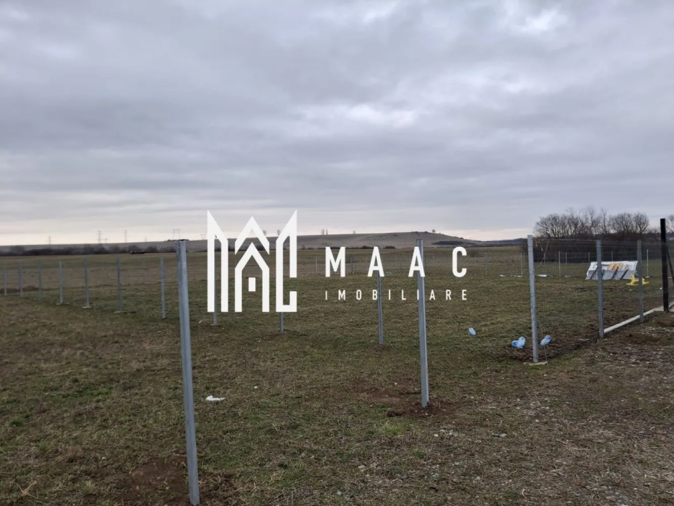 Teren extravilan I Deschidere 15 m I Talmaciu-Sadu - MAAC Imobiliare vă propune spre vânzare un teren extravilan cu suprafața de 450 mp, situat între localitățile Tălmaciu și Sadu, într-o zonă liniștită, cu acces facil și vecinătăți curate. Amplasamentul oferă un cadru potrivit pentru activități agricole sau pentru realizarea unor construcții ușoare, fiind o oportunitate interesantă pentru cei care caută un teren într-o zonă accesibilă din apropierea Sibiului. Terenul este plat, îngrădit și beneficiază de o deschidere la stradă de aproximativ 15 metri, ceea ce oferă acces facil și posibilități bune de utilizare a suprafeței. Poziționarea între două localități apreciate din zona Sibiului adaugă un plus de valoare, fiind o zonă cu acces rapid către drumurile principale și către oraș. Caracteristici teren: -suprafață teren: 450 mp -teren extravilan -teren plat -deschidere la stradă: 15 m -teren îngrădit Proprietatea este potrivită pentru realizarea unei construcții pe piloni sau pentru amplasarea unui adăpost agricol, fiind o alegere practică pentru cei care caută un teren cu acces bun și poziționare între două localități dezvoltate din zona Sibiului. Pentru mai multe detalii vă rugăm să menționați telefonic numărul CP 2948809.