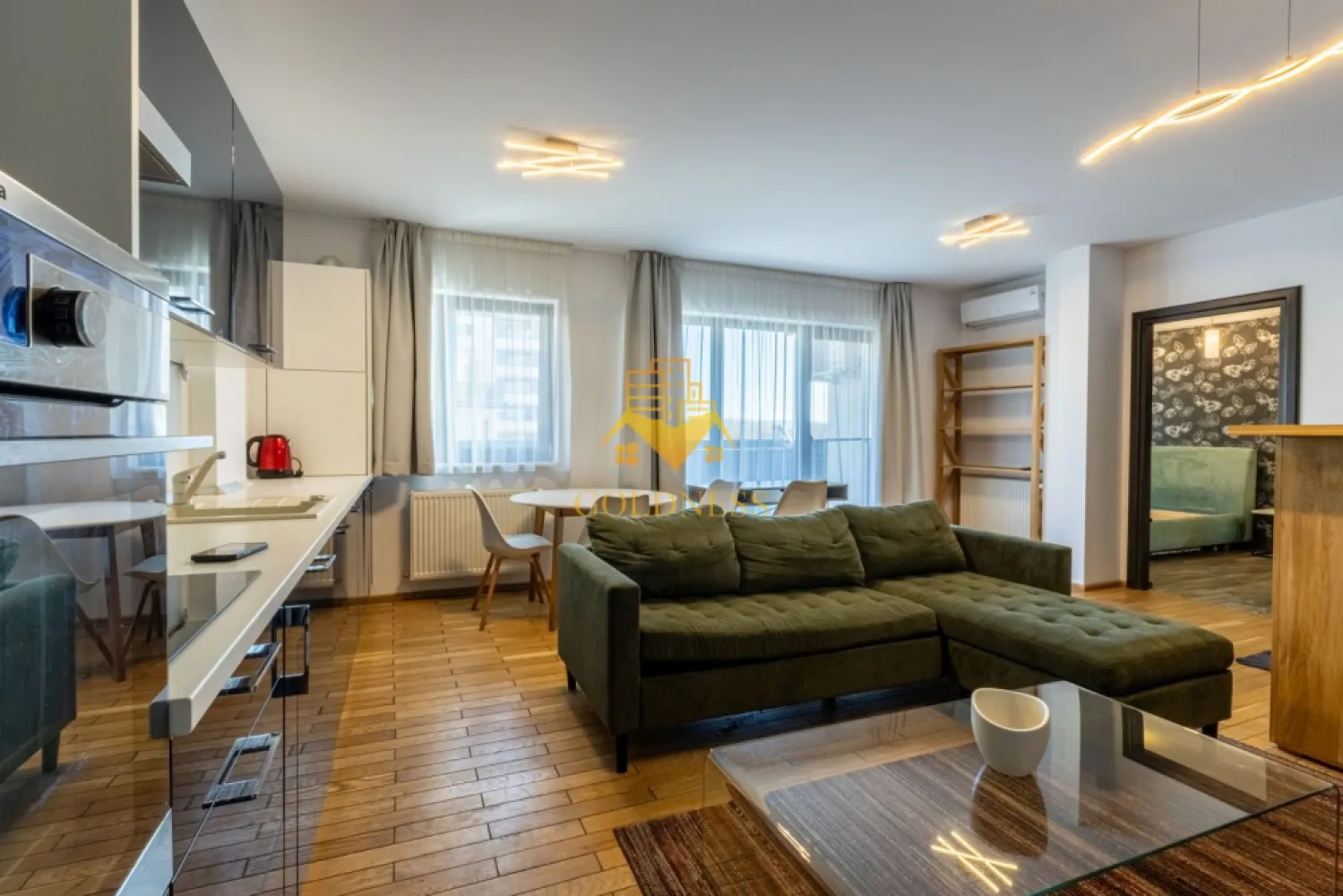 2 camere, modern, bloc nou, garaj, Intre Lacuri Zona Iulius Mall - GOLDNESS Imobiliare vă propune spre închiriere un apartament cu 2 camere complet mobilat și utilat, la etajul 2 într-un imobil de 5 etaje, în Cartierul Intre Lacuri. Dispune de loc de parcare subterana! Se află în apropierea stațiilor de transport în comun, magazine, restaurante, spații verzi, farmacii, etc. Apartamentul este compartimentat astfel: - dormitor cu pat matrimonial, dressing, noptiere - living cu bucatarie open space complet utilată și mobilată, canapea extensibilă, loc de servit masa - baie cu cabina de dus, calorifer port prosop și dulap pentru depozitare. - terasa de 12 mp. Imobilul este dotat cu toate cele necesare- centrală proprie, frigider, aragaz, hotă, mașină de spălat haine, etc. Dacă sunteți interesați de acest apartament și doriți să îl vizionați, dar și pentru alte oferte nu ezitați să ne contactați telefonic sau prin e-mail. Vă stăm la dispoziție! Pentru intermediere se percepe un comision de 50% din prețul chiriei! }}