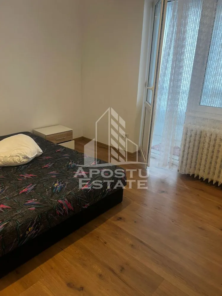 Apartament cu 2 camere de inchiriat, zona Take Ionescu, Timisoara - Agentia imobiliara APOSTU ESTATE va propune spre inchiriere un apartament cu 2 camere spatios si luminos, situat in zona Take Ionescu, intr-o zona linistita si bine pozitionata din Timisoara, potrivit pentru cupluri, familii sau studenti care isi doresc o locuinta unde sa se simta confortabil si cu acces facil catre scoli, facultati, statii de autobuz si magazine.

Suprafata utila: 70 mp
Compartimentare eficienta:
- Hol de acces
- Bucatarie inchisa, complet mobilata si utilata, cu loc de luat masa
- Baie prevazuta cu cada si geam pentru aerisire naturala
- 2 balcoane

Confort si facilitati:
- Incalzire apartament: termoficare
- Living luminos
- Apartamentul este complet mobilat si utilat de catre proprietar

Localizare: zona Take Ionescu, in apropiere de scoala generala nr. 16, Facultatea de medicina, Iulius mall, mijloace de transport in comun.

Ideal pentru:
- Cupluri
- Familii
- Studenti

Pret chirie: 350€ 
Programeaza o vizionare pentru a-ti putea imagina viitorul aici!
ID intern: CP2886811