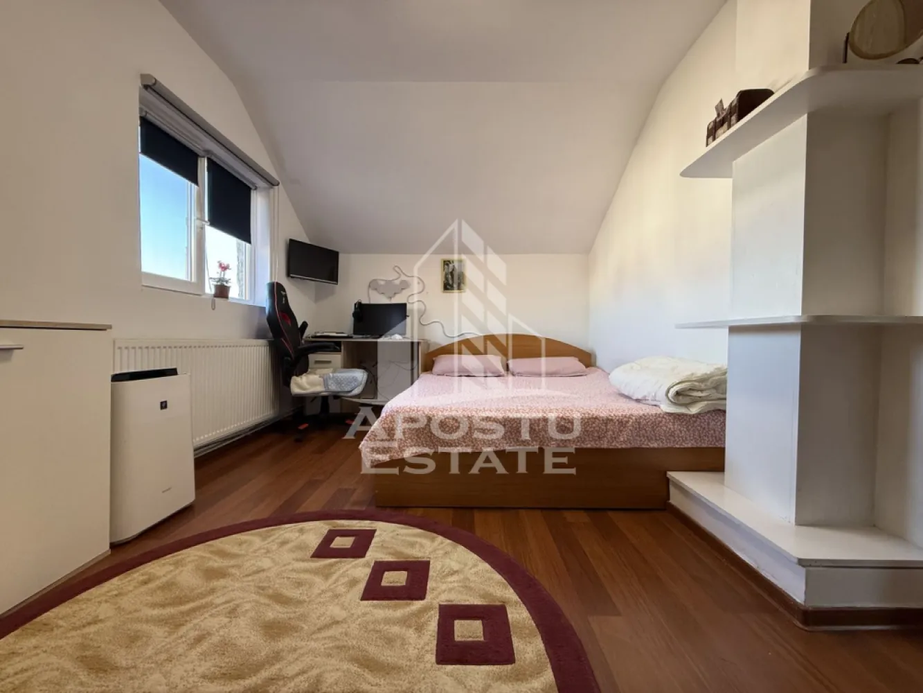 Apartament cu 2 camere de vanzare, zona Sagului, Timisoara - Agentia imobiliara APOSTU ESTATE va ofera spre vanzare un apartament 2 camere, complet mobilat si utilat, localizat in judetul Timis, Timisoara, zona Sagului.
Apartamentul are o suprafata de 52 mp utili si este situat la etajul 5 din 5.
- Hol de acces
- Bucatarie
- Living
- Dormitor
- Baie
Confortul termic este asigurat prin intermediul centralei proprii pe gaz si a aparatului de aer conditionat.
Zona cu numeroase facilitati si puncte de interes precum: acces rapid si usor la mijloacele de transport in comun, mall-ul Shopping City la cateva minute distanta, si alte supermarket-uri in apropiere, farmacii, institutii de invatamant, restaurante, baruri, cafenele si multe altele.
Agentia imobiliara Apostu Estate va ofera consultanta bancara gratuita prin intermediul colaboratorilor nostri pentru alegerea celui mai potrivit tip de credit, astfel incat tu sa devi noul proprietar al acestui apartament.
Va asteptam cu drag la o vizionare!
ID intern: CP2976592.