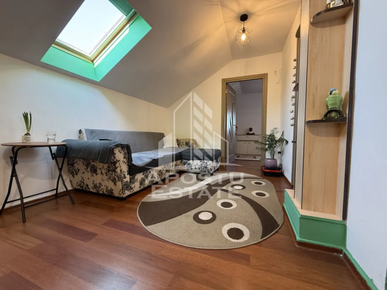 Apartament cu 2 camere de vanzare, zona Sagului, Timisoara - Agentia imobiliara APOSTU ESTATE va ofera spre vanzare un apartament 2 camere, complet mobilat si utilat, localizat in judetul Timis, Timisoara, zona Sagului.
Apartamentul are o suprafata de 52 mp utili si este situat la etajul 5 din 5.
- Hol de acces
- Bucatarie
- Living
- Dormitor
- Baie
Confortul termic este asigurat prin intermediul centralei proprii pe gaz si a aparatului de aer conditionat.
Zona cu numeroase facilitati si puncte de interes precum: acces rapid si usor la mijloacele de transport in comun, mall-ul Shopping City la cateva minute distanta, si alte supermarket-uri in apropiere, farmacii, institutii de invatamant, restaurante, baruri, cafenele si multe altele.
Agentia imobiliara Apostu Estate va ofera consultanta bancara gratuita prin intermediul colaboratorilor nostri pentru alegerea celui mai potrivit tip de credit, astfel incat tu sa devi noul proprietar al acestui apartament.
Va asteptam cu drag la o vizionare!
ID intern: CP2976592.