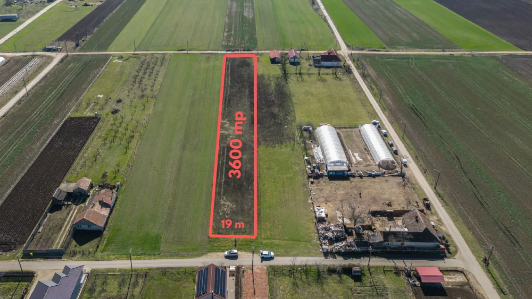 Teren 3.600 mp în Curtici, 2 fronturi stradale – La doar 20 km de Arad - Oportunitate rară de achiziție: teren de 3.600 mp situat în Curtici, la doar 20 km de Arad, cu 2 fronturi stradale de 19 m, ideal atât pentru locuință, cât și pentru diverse proiecte investiționale. ✅ Posibilități de utilizare: Construcția unei case spațioase sau a unui ansamblu de case Parcelare pentru vânzare ulterioară sau dezvoltare imobiliară Mică hală/depozit sau spațiu comercial Pensiune, agroturism sau proiecte turistice Activități agricole, livadă sau fermă de familie 💰 Preț foarte avantajos: 14 €/mp – 50.000 € pentru întreaga suprafață 📞 Lucian Marc – Consultant Imobiliar Acasa Arad 0746 093 329 🏢 Birou: ACASA | Agenție Imobiliară Arad, Bulevardul Decebal 2, Arad 310133 💡 Nu dispui de toată suma? Te ajutăm gratuit să obții oferte de la 16 bănci. 💡 Ai o proprietate de vânzare în Arad? Sună-mă pentru evaluare gratuită, fără obligații. 📍 Zona oferă liniște, aer curat și acces rapid către Arad, fiind perfectă pentru locuire sau investiție.